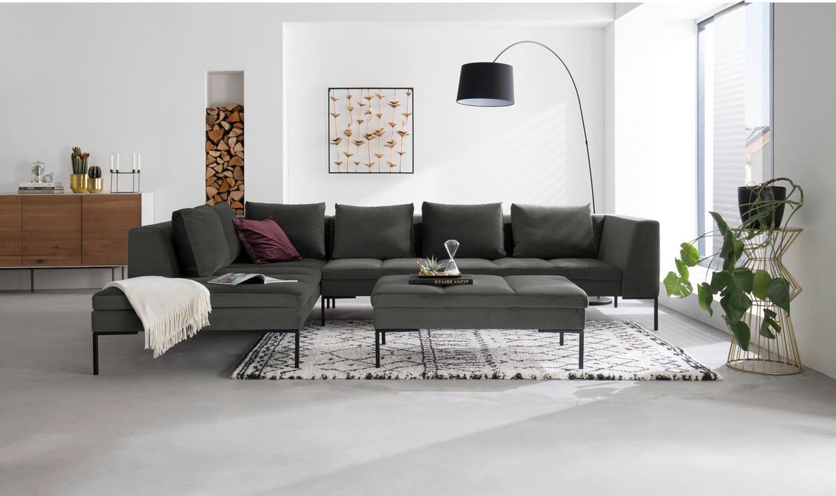 home24 ECKSOFA Grün Velours, links davon: Decke, rechts davon: Hochflorteppich, Topfpflanze in grün, Bild in hellem Wohnzimmer.