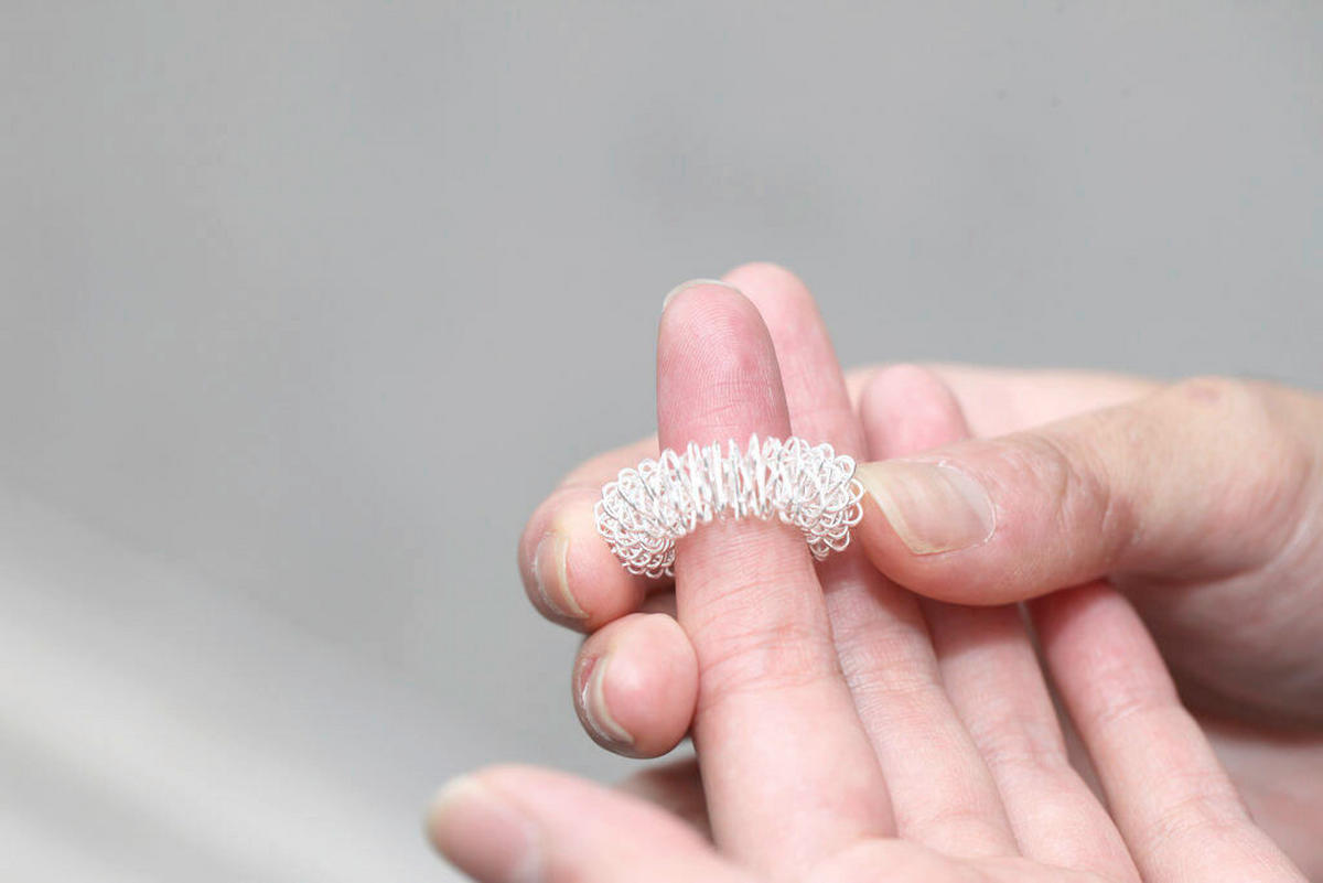 RUČNÝ MASÁŽNY PRÍSTROJ - viacfarebná, Basics, kov (1,5/10,4/6,5cm) - Kikkerland