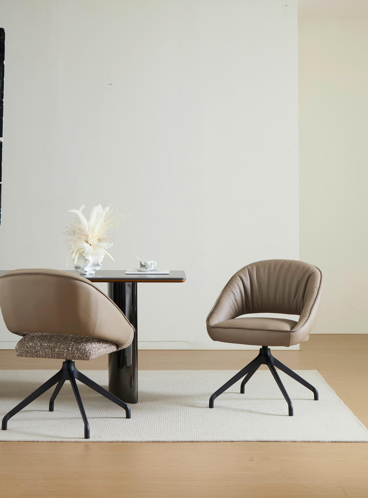 ARMLEHNSTUHL  Sitzfläche 360° drehbar, automatische Rückholfunktion  Echtleder  - Beige/Schwarz, Design, Leder/Metall (61/81/66cm) - Dieter Knoll