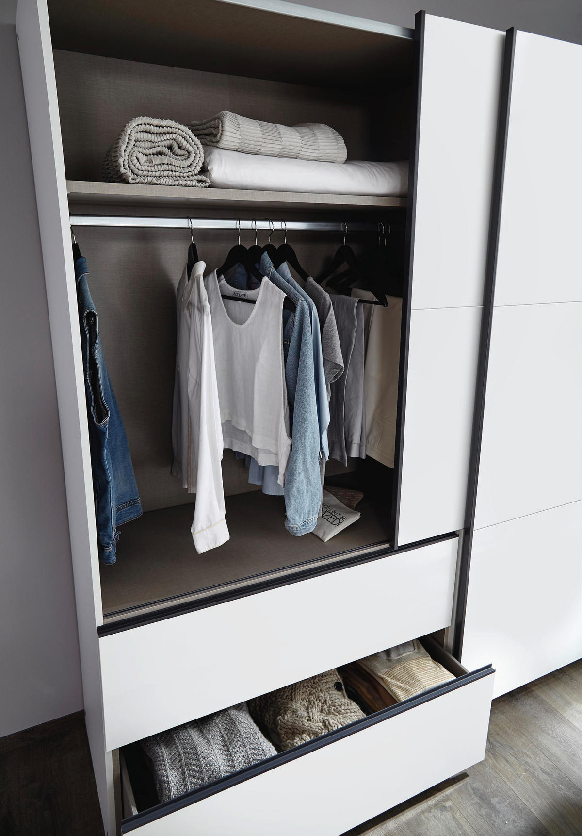 SCHWEBETÜRENSCHRANK in Weiss  - Weiss/Grau, Modern, Holzwerkstoff (131/210/59cm) - Rauch Möbel