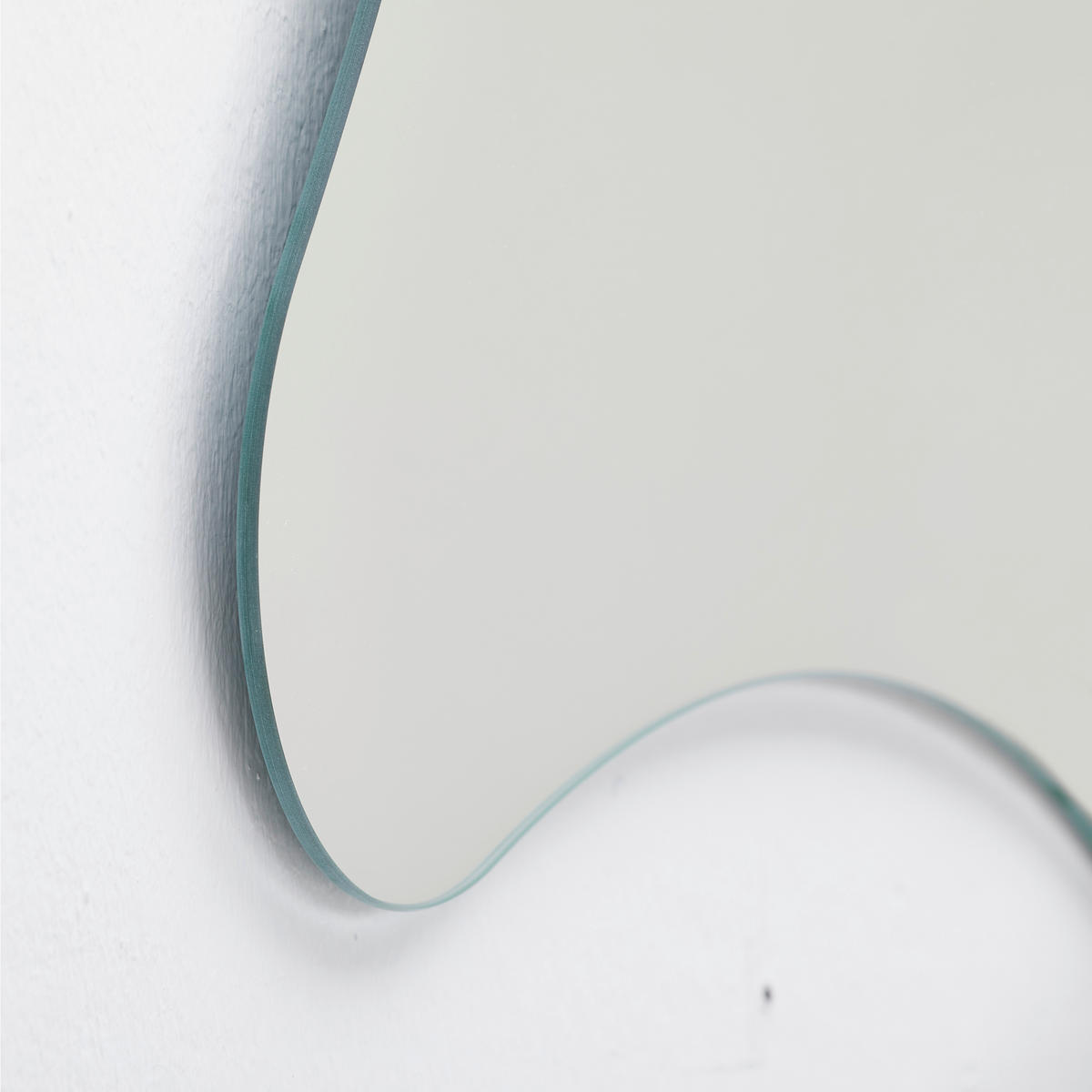 WANDSPIEGEL 77/42,5/4 cm    in wellenförmig  - Klar/Weiß, KONVENTIONELL, Glas (77/42,5/4cm)