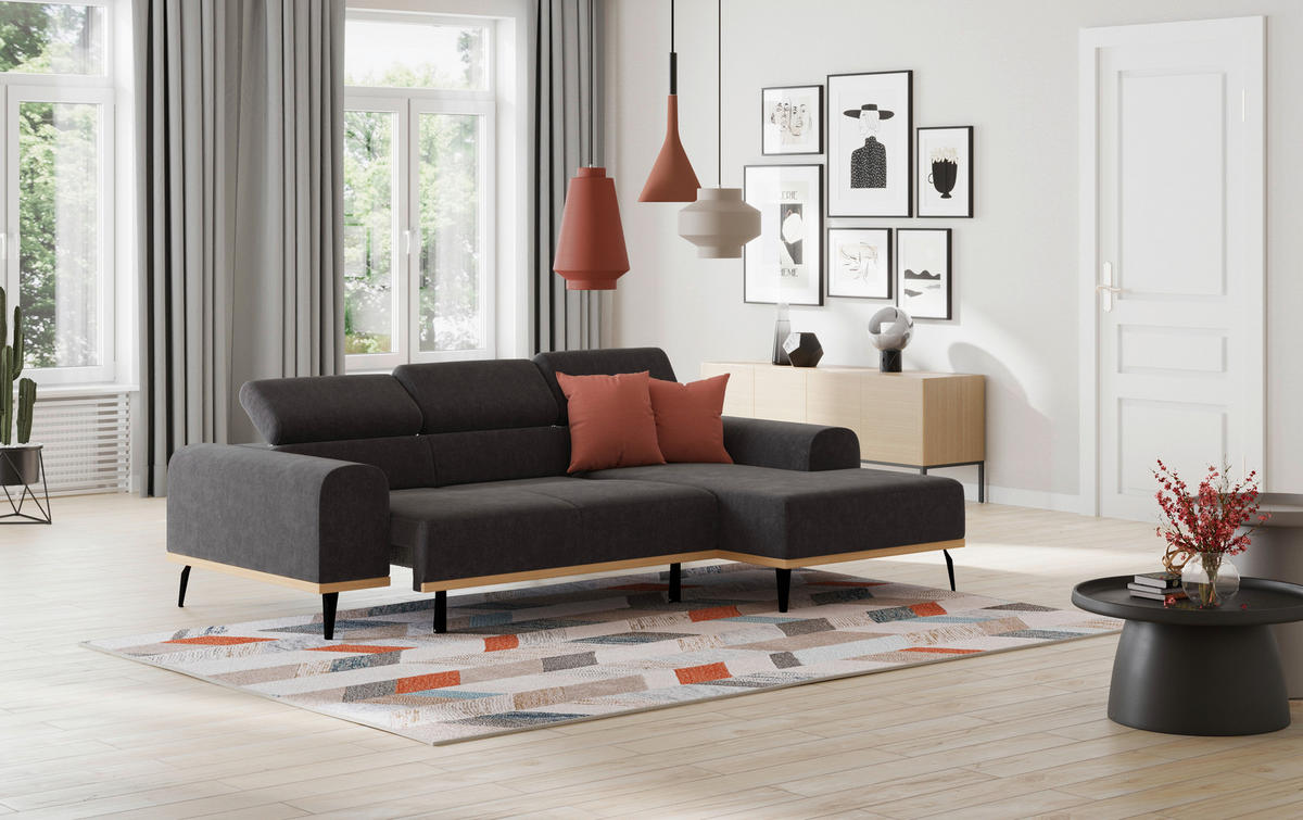 Cotta ECKSOFA Schwarz Mikrofaser, links davon: Hochflorteppich in orange, Gardine, rechts davon: Beistelltisch, Blume in rot in hellem Wohnzimmer.