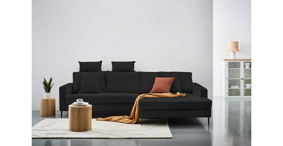 Carryhome Hochflorteppich, links davon: Topfpflanze in grün, rechts davon: Regal, Kissen in orange in hellem Schlafzimmer.
