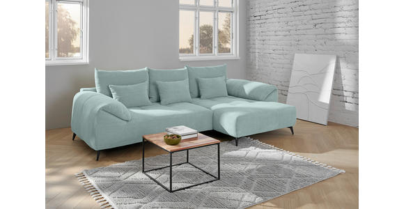 Carryhome ECKSOFA Mintgrün Cord, rechts davon: Webteppich in grau, Couchtisch, Lektüre, Kissen in hellem Wohnzimmer.