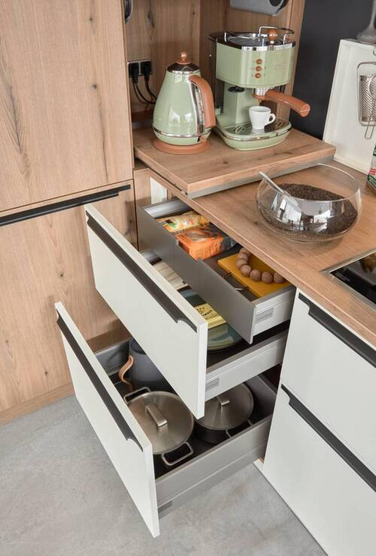 INBYGGNADSKÖK   - vit/ekfärgad, Design, trämaterial - Dieter Knoll