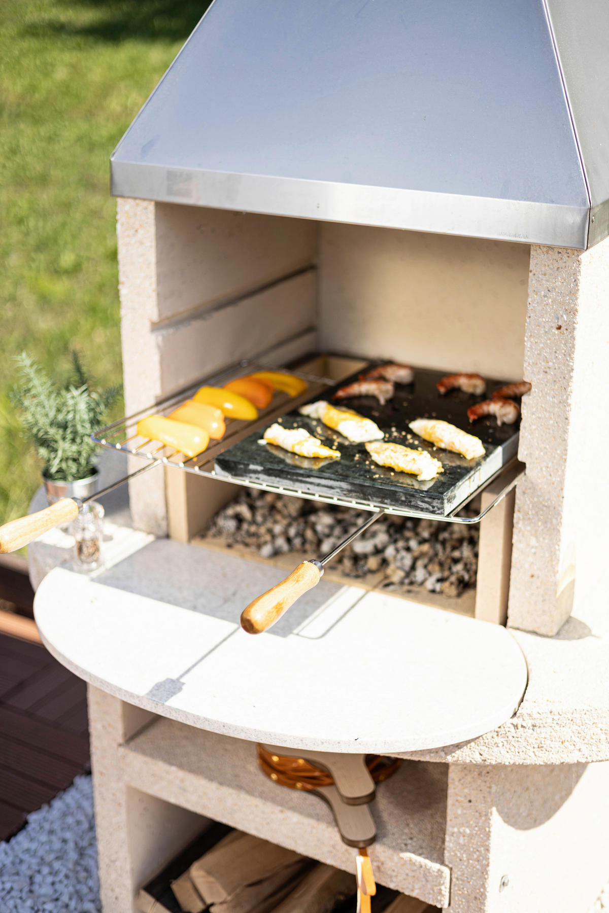 HOLZKOHLEGRILL - Weiss, Design, Stein (110/170/90cm) - Nouvel