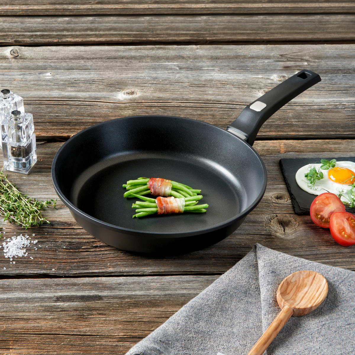 PÁNEV NA SMAŽENÍ  vrstva z keramiky  28 cm  - černá/barvy nerez oceli, Basics, kov/plast (28cm) - Homeware Profession.