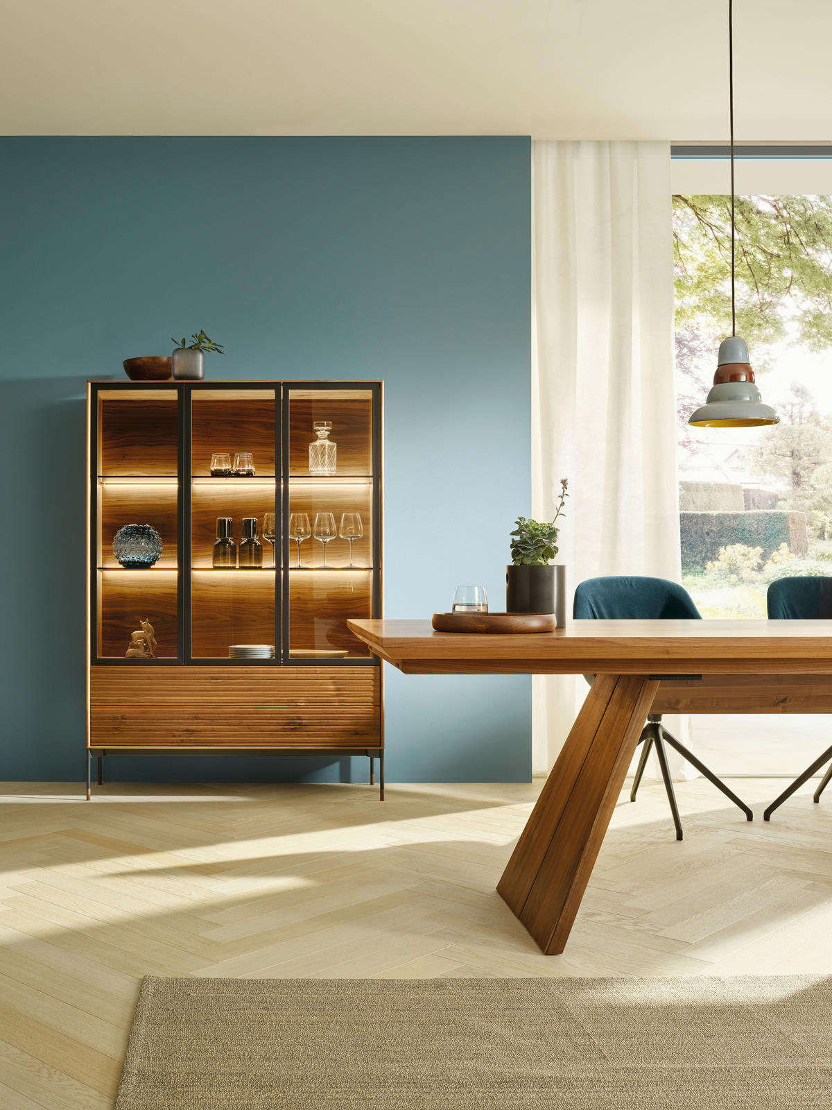 VITRINE  in massiv Astnuss Schwarz, Nussbaumfarben - Nussbaumfarben/Schwarz, Design, Glas/Holz (118,1/166,6/39cm) - Anrei