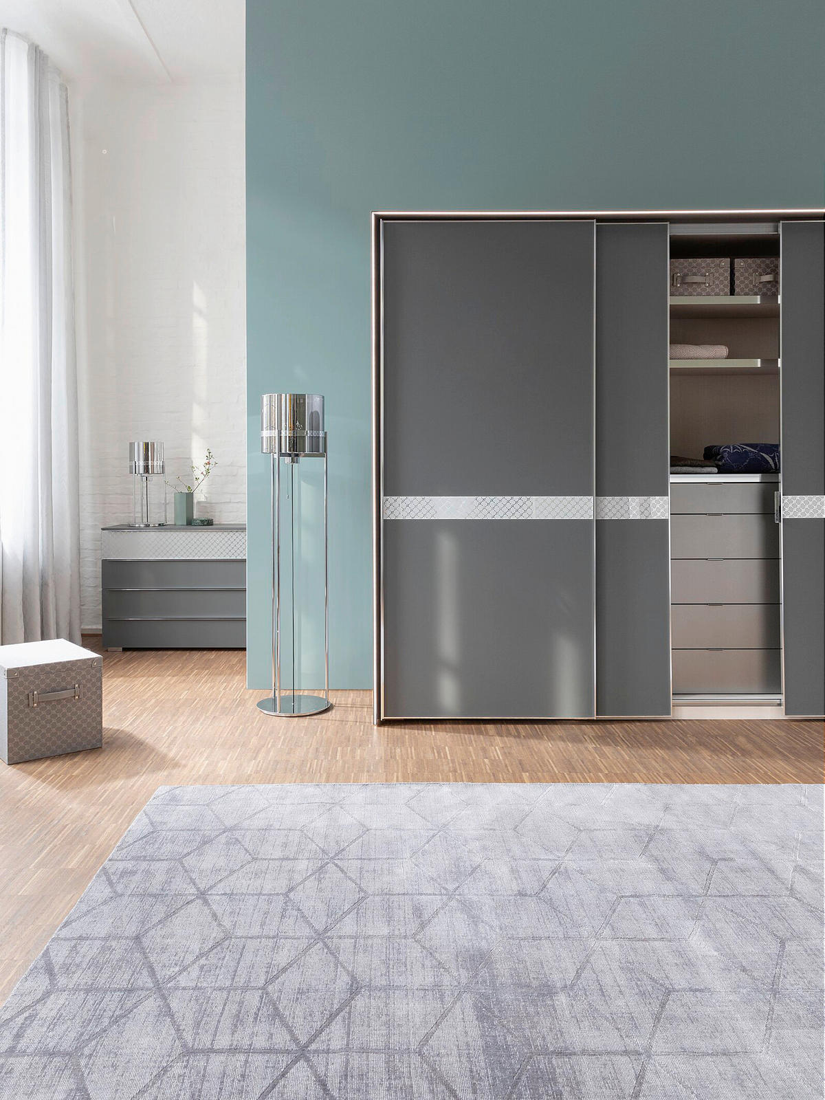 SCHWEBETÜRENSCHRANK in Hellgrau, Grau  - Chromfarben/Hellgrau, Modern, Glas/Holzwerkstoff (304/240/68cm) - Joop!
