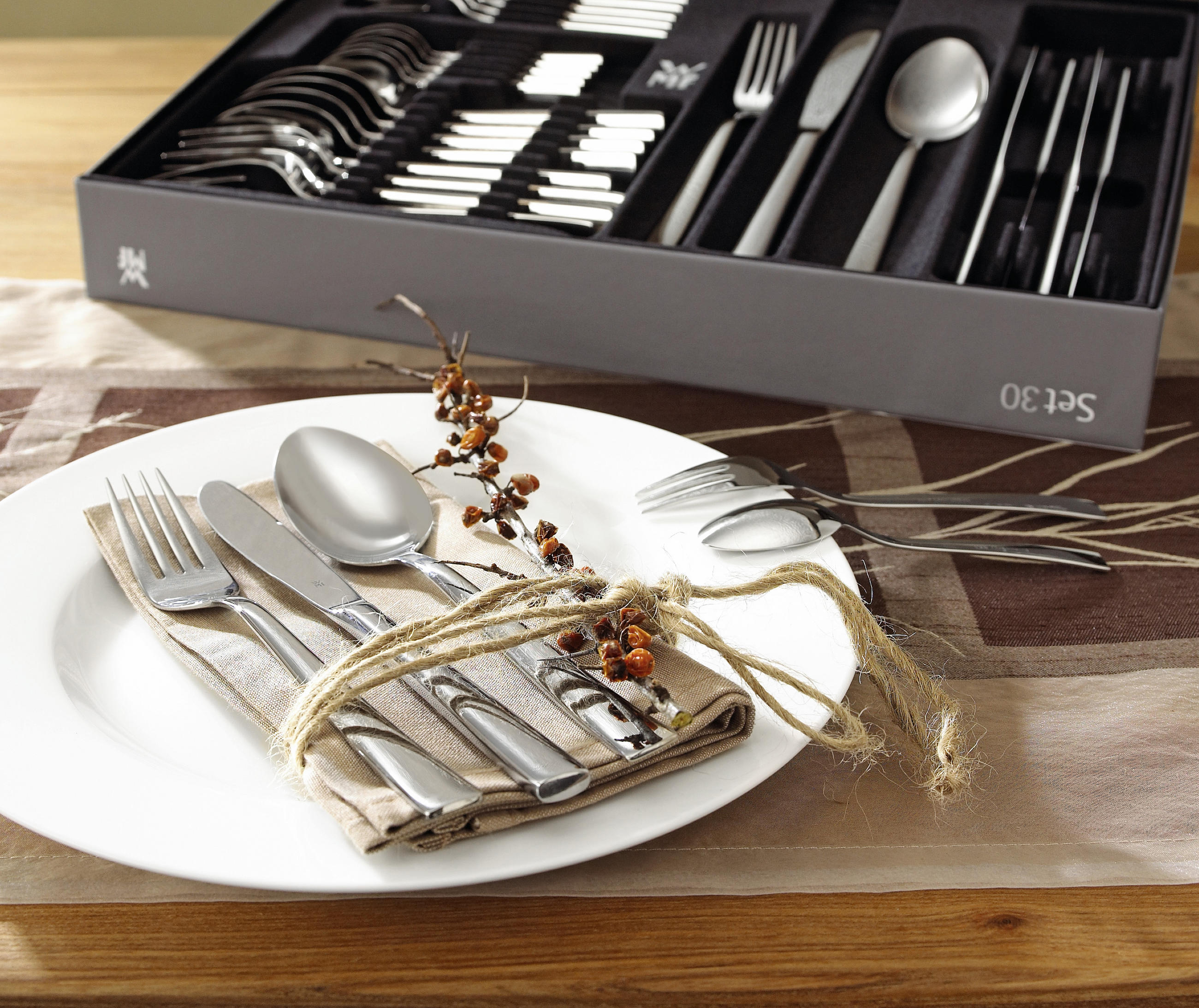 SET PRIBORA ZA JELO 30-dijelni Philadelphia - boje oplemenjenog čelika, Design, metal - WMF