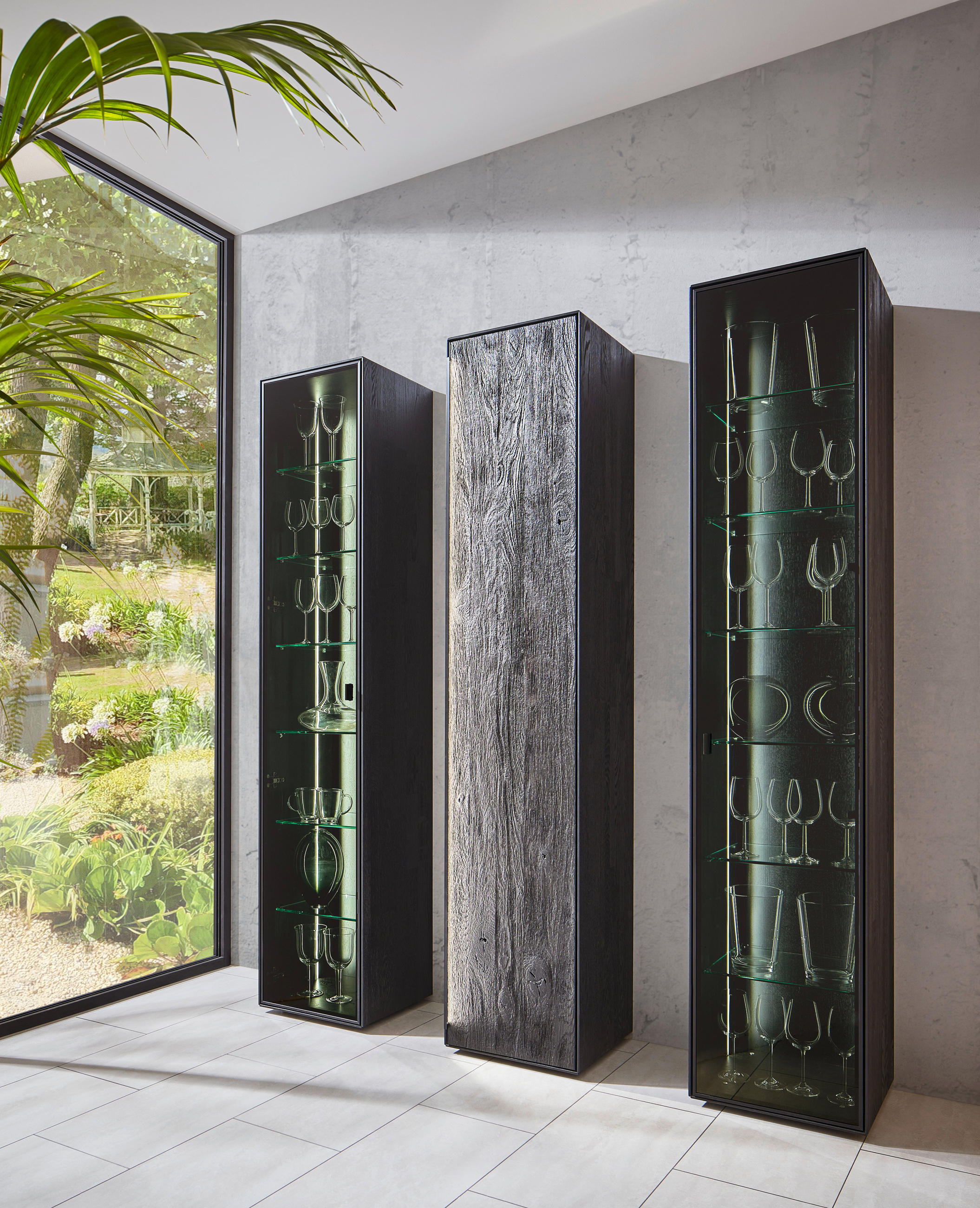 VITRINE Schwarz, Eichefarben  42/205,5/39,5 cm  - Eichefarben/Anthrazit, Natur, Glas/Holz (42/205,5/39,5cm) - Valnatura