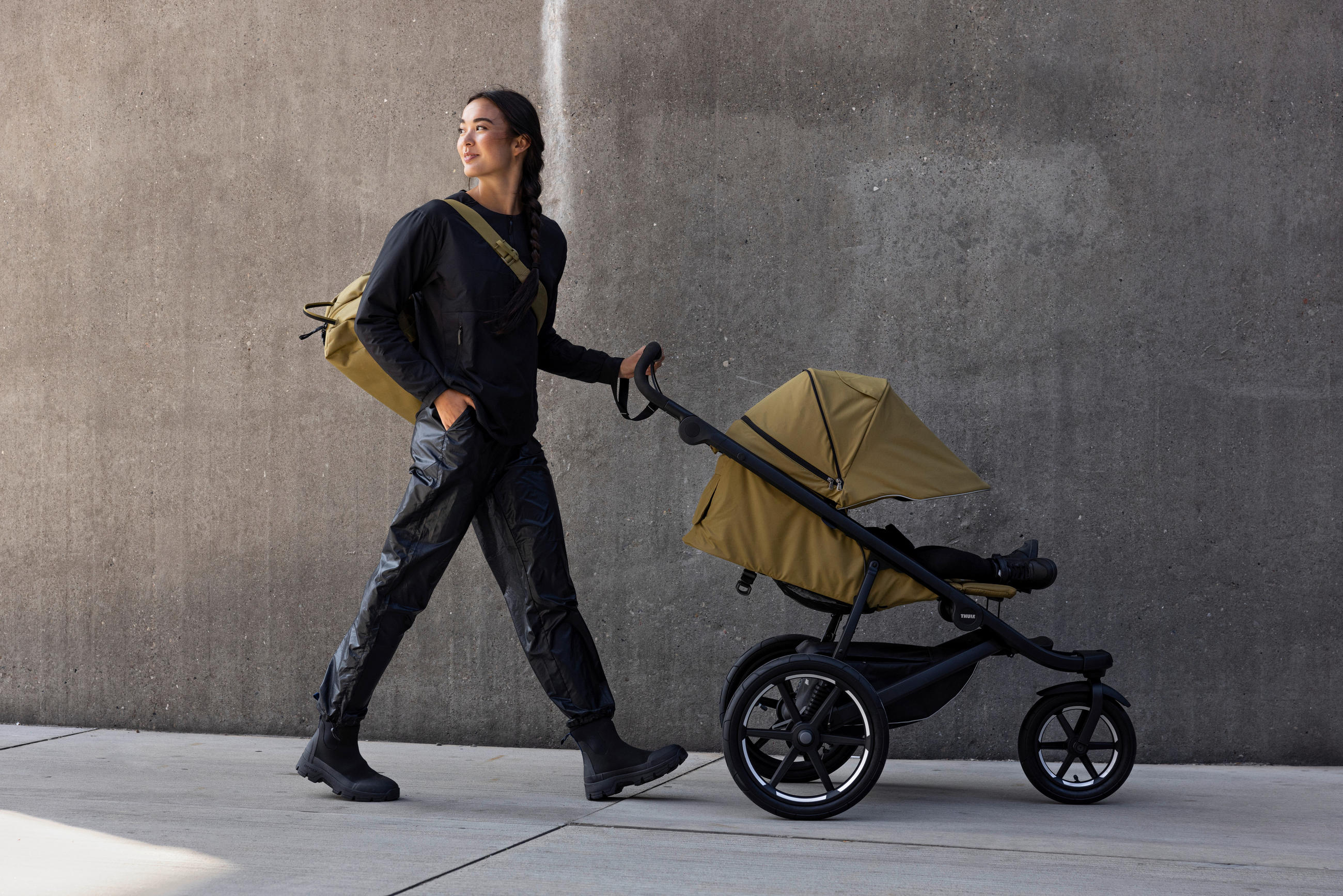JOGGER Urban Glide 3  - Dunkelgrün/Schwarz, Basics, Textil/Metall (91/35/63cm) - Thule