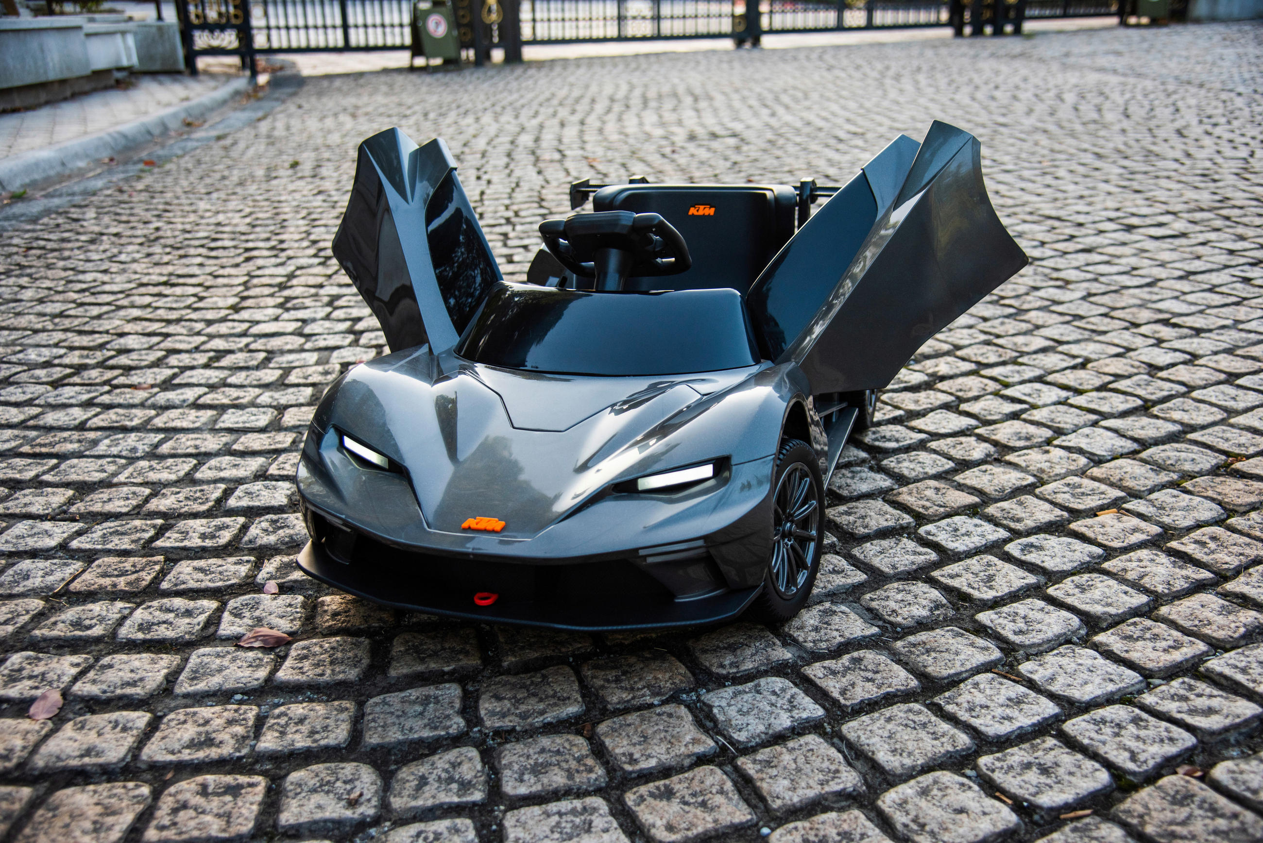 ELEKTRO-KINDERAUTO  - Grau, KONVENTIONELL, Kunststoff/Metall (113/56,5/28cm) - Atrigo
