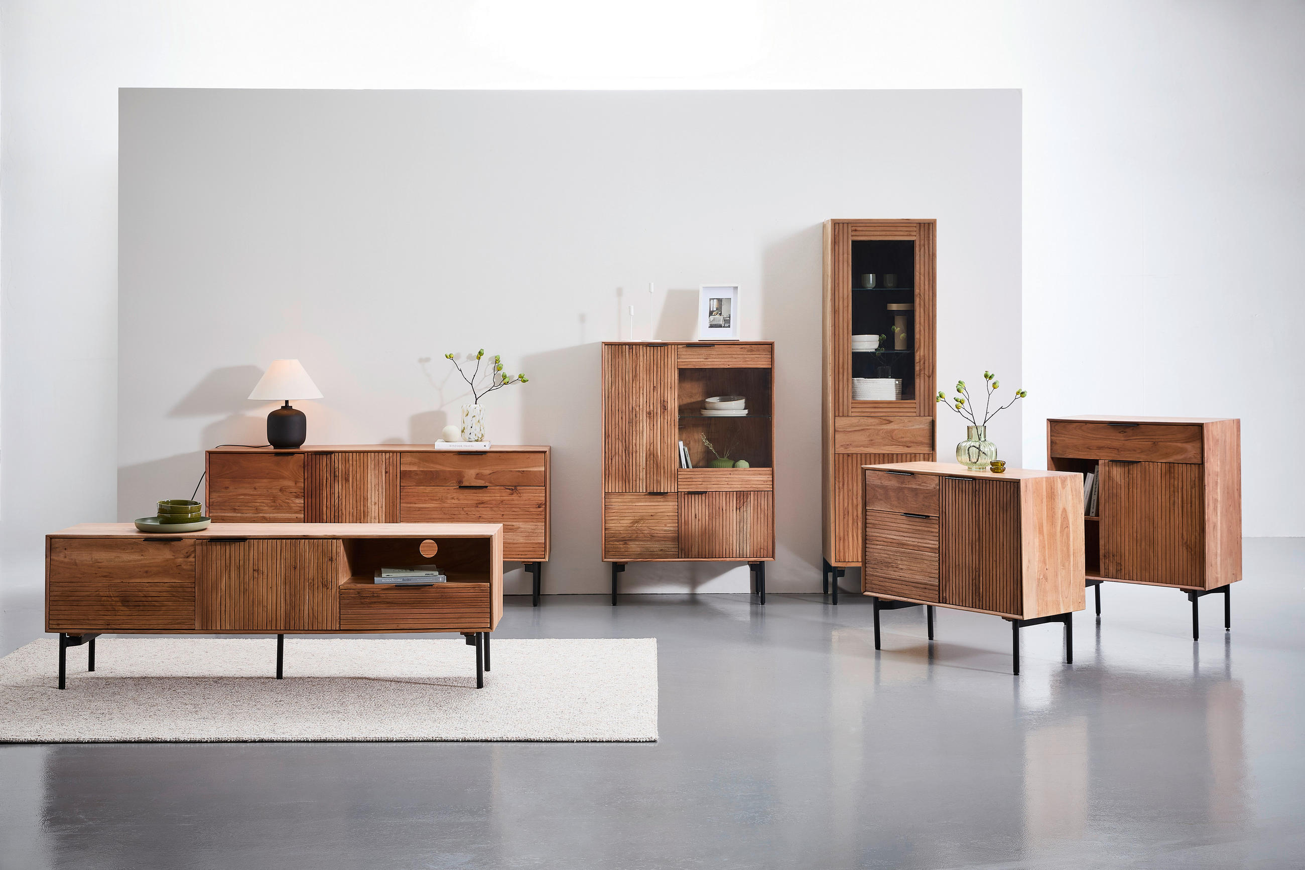 VITRINE in furniert, massiv Akazie Naturfarben  - Transparent/Schwarz, KONVENTIONELL, Glas/Holz (92/140/42cm) - Livetastic