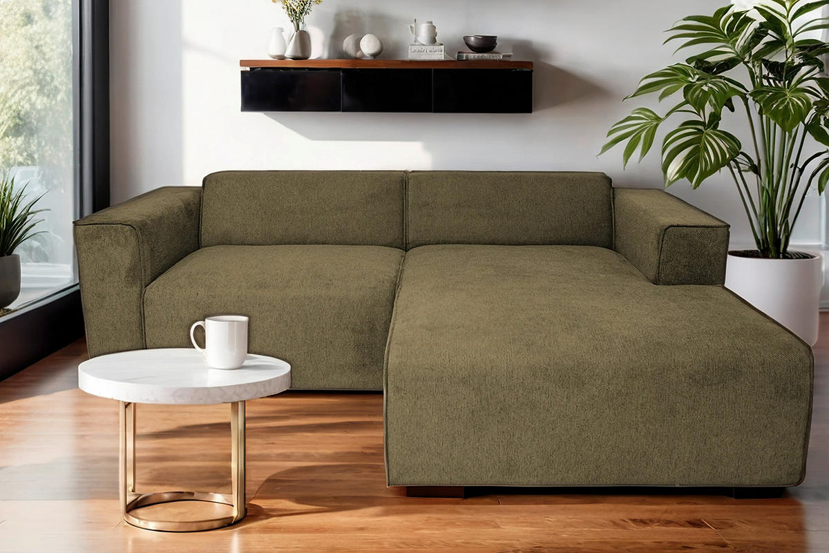 P & B ECKSOFA Olivgrün Struktur, links davon: Beistelltisch, rechts davon: Topfpflanze in grün in hellem Wohnzimmer.