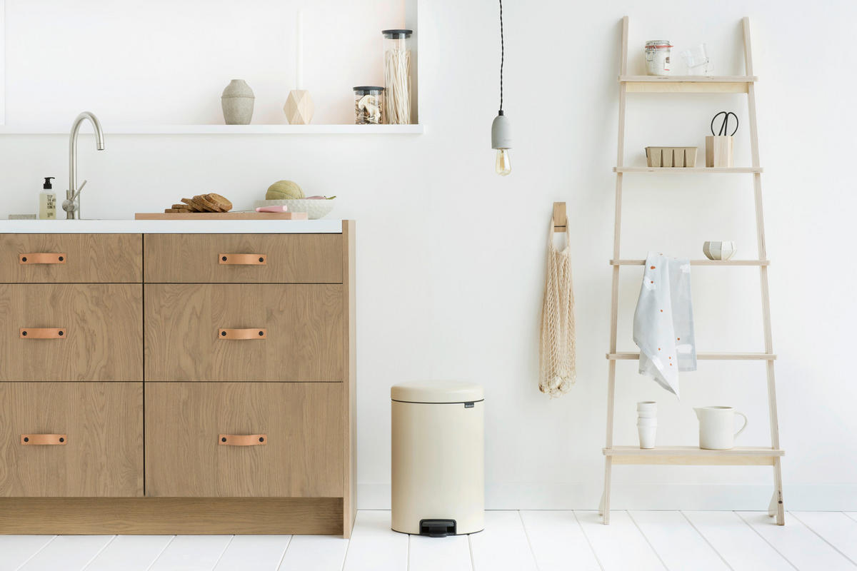 BILLENŐFEDELES SZEMETESVÖDÖR 20 l  - bézs/fekete, Basics, műanyag/fém (20l) - Brabantia