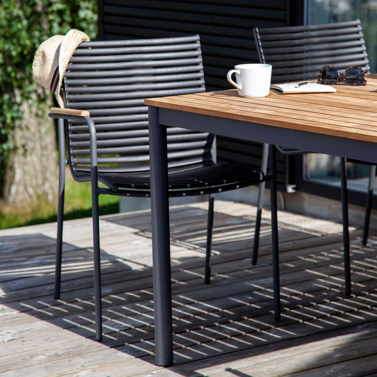 Gartentischgruppe "Mood",   - Anthrazit/Schwarz, Natur, Holz/Kunststoff (60/84/56cm) - Gardenson