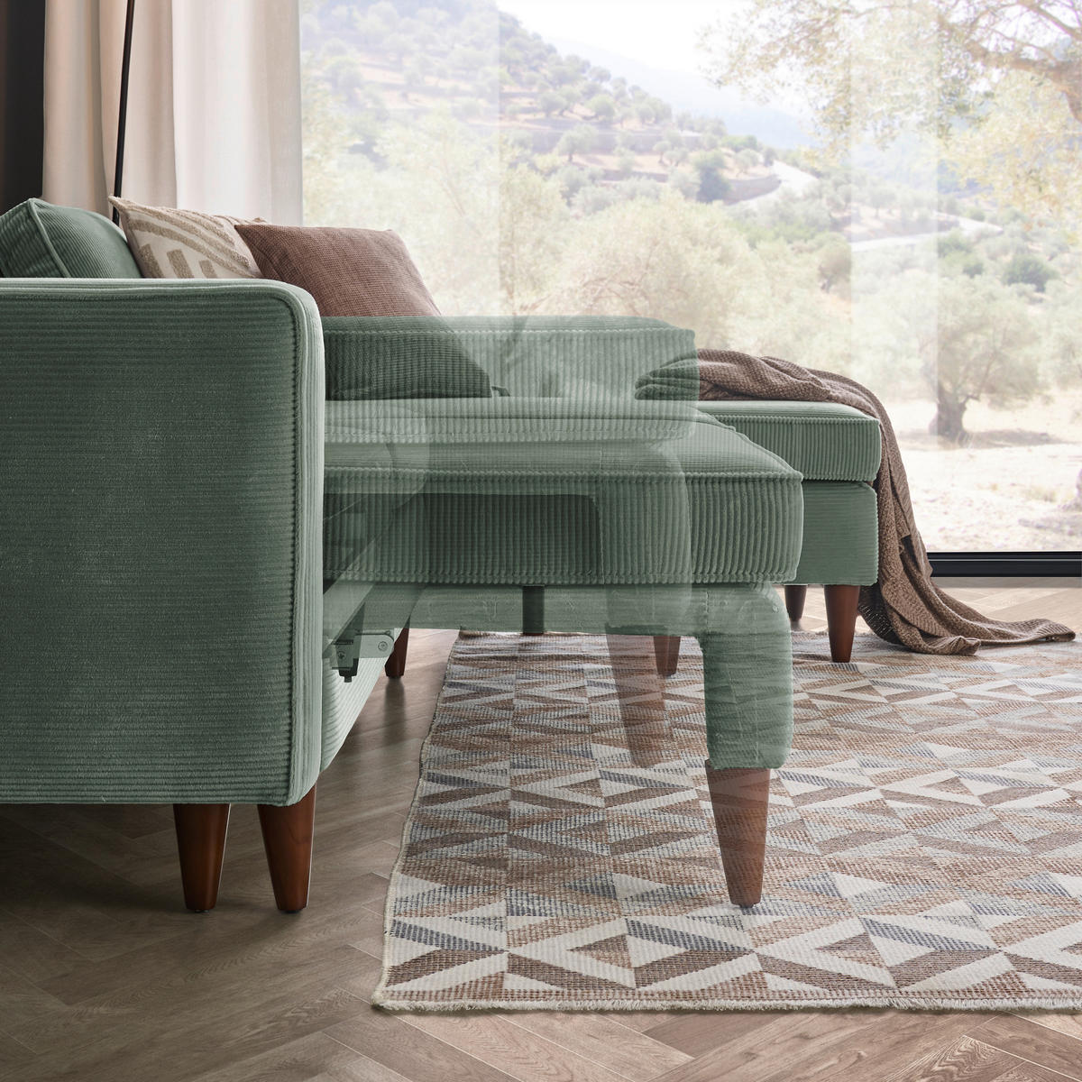 Livetastic ECKSOFA Grün Cord, links davon: Decke in grün, Kissen, rechts davon: Hochflorteppich in hellem Wohnzimmer.