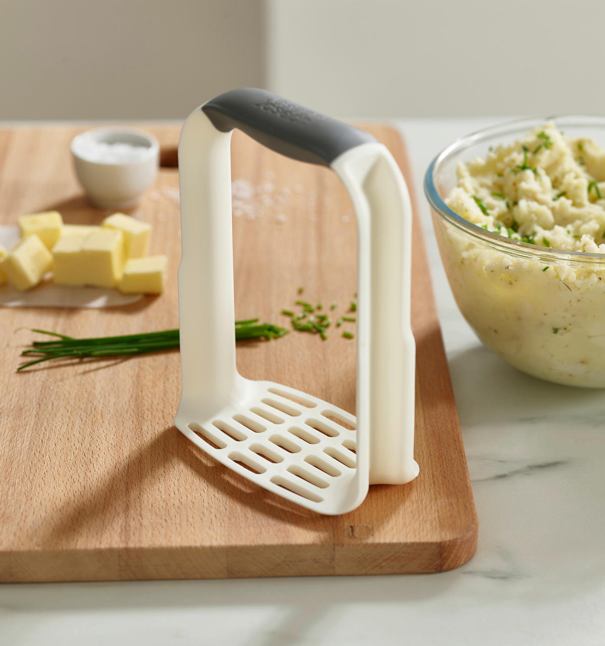 KRUMPLITÖRŐ - világosszürke/fehér, Basics, műanyag (12/16,5/7cm) - Joseph Joseph