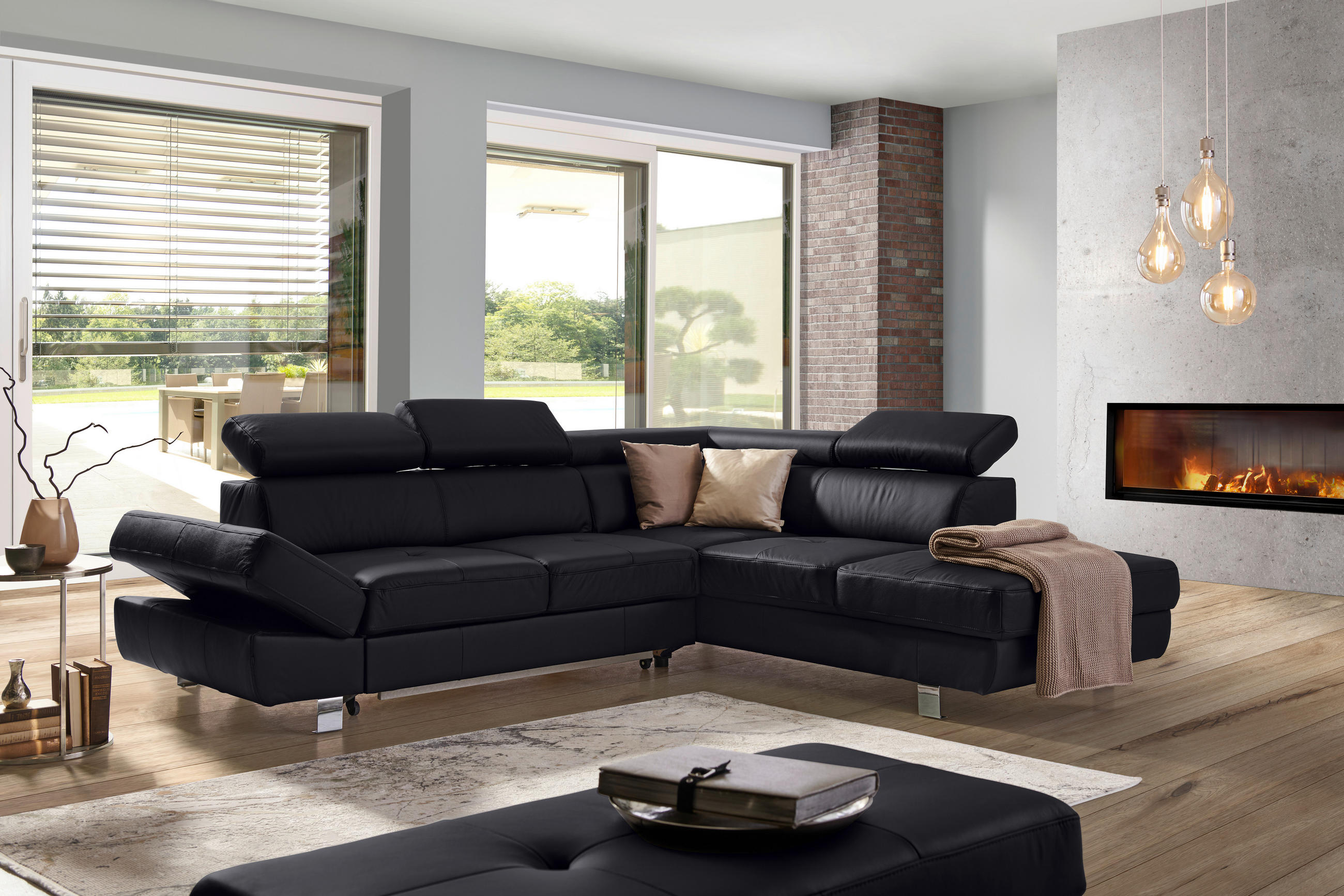 Stylife ECKSOFA Schwarz Kombination Echtleder/Lederlook Lederlook, links davon: Hochflorteppich, Jalousie, rechts davon: Lektüre, Kamin in hellem Wohnzimmer.