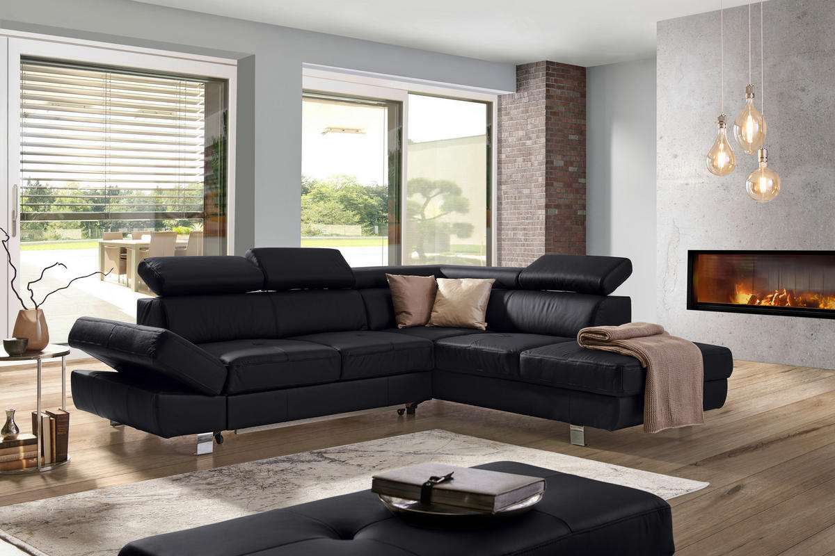 Stylife ECKSOFA Schwarz Kombination Echtleder/Lederlook Lederlook, links davon: Hochflorteppich, Jalousie, rechts davon: Lektüre, Kamin in hellem Wohnzimmer.