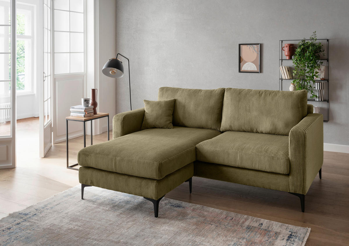 Livetastic ECKSOFA Eliza Olivgrün Cord, links davon: Hochflorteppich, Beistelltisch in grün, Stehleuchte, rechts davon: Topfpflanze in grün in hellem Wohnzimmer.
