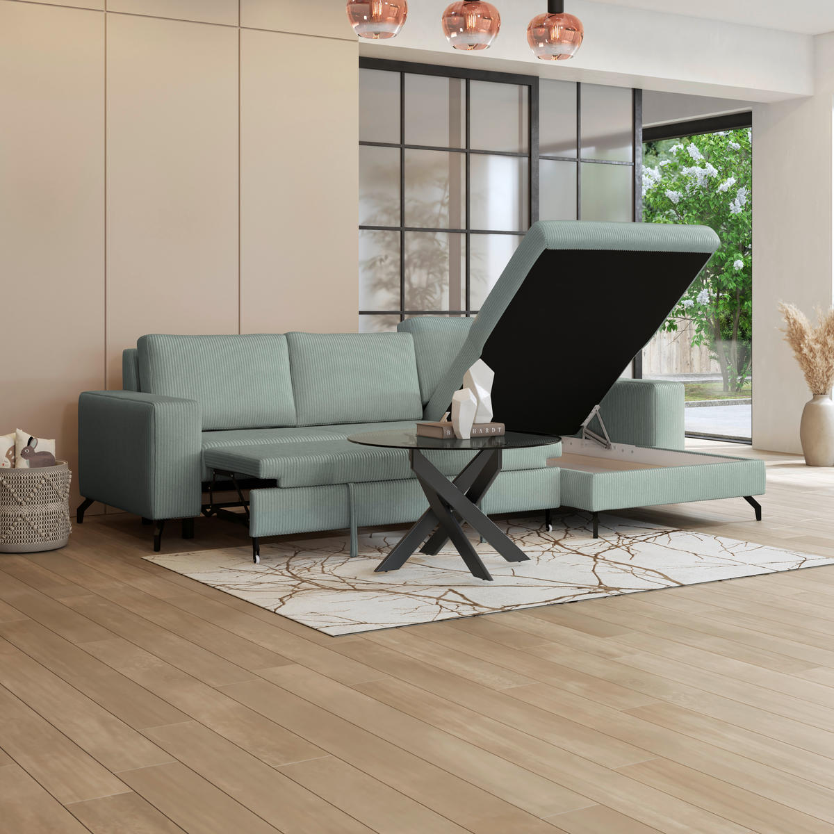 P & B ECKSOFA Salbeigrün, links davon: Lektüre, rechts davon: Vase in hellem Büro & Arbeitszimmer.
