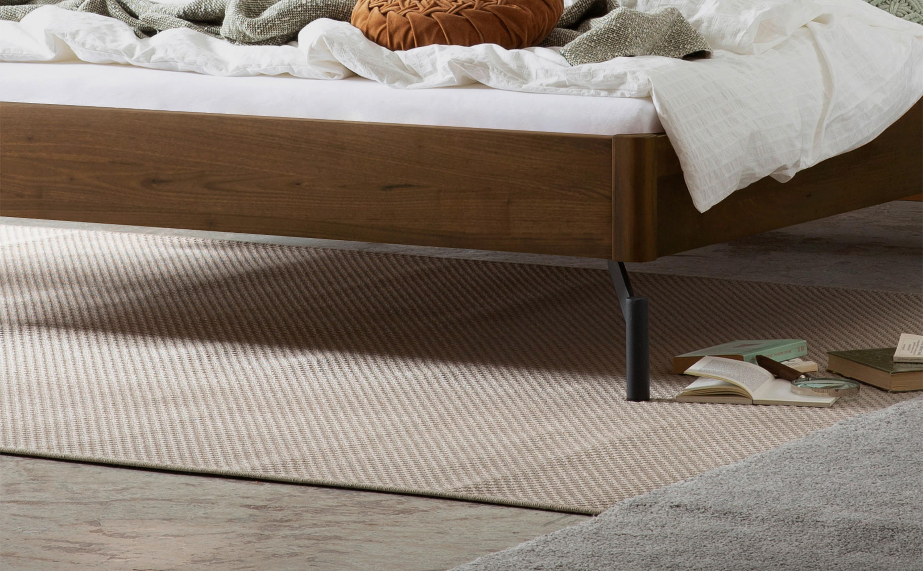 Thumbnail - Hasena Bett, Anthrazit, Grau, Nussbaum, Holz, Nussbaum, massiv, Höhe ca. 22 cm, 180x200 cm, gepolstertes Kopfteil, in ve...