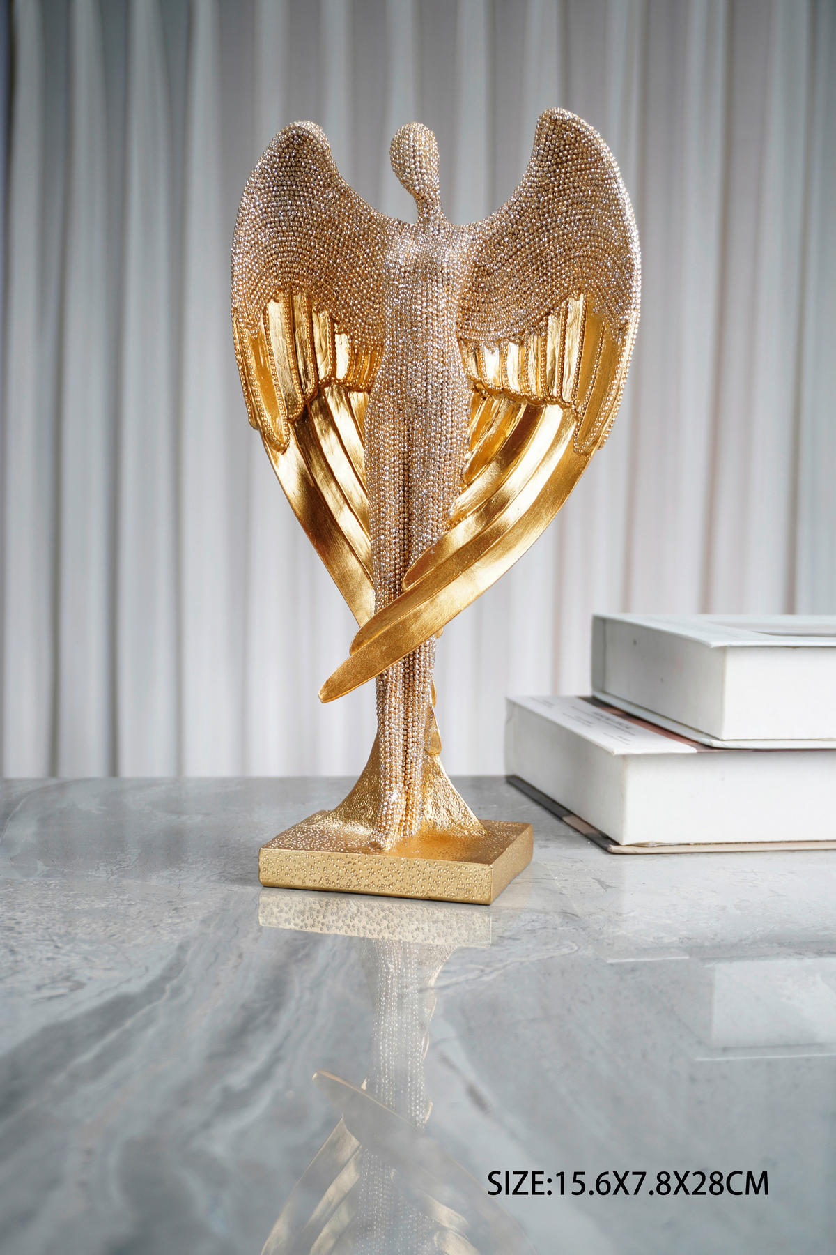 SZOBOR - aranyszínű, Basics, műanyag (16/8/28cm)