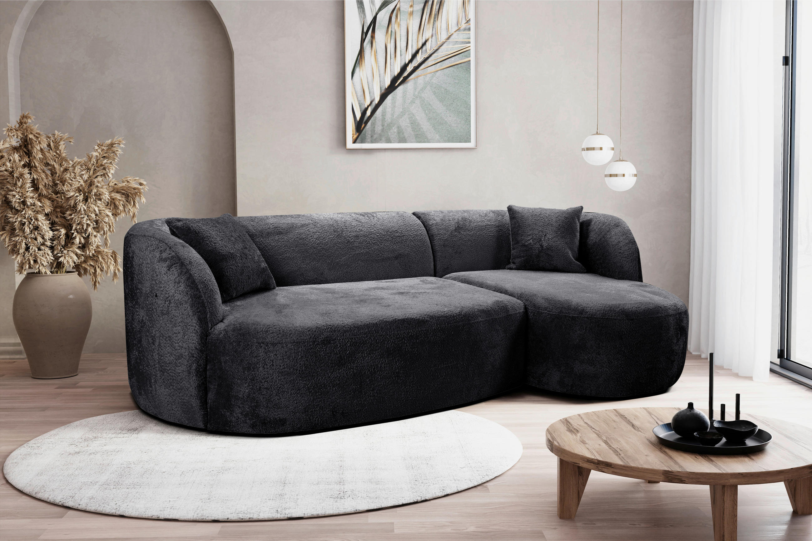 MID.YOU ECKSOFA Schwarz Bouclé, links davon: Hochflorteppich in weiß, rechts davon: Beistelltisch in braun, Bild, Store in weiß in hellem Wohnzimmer.