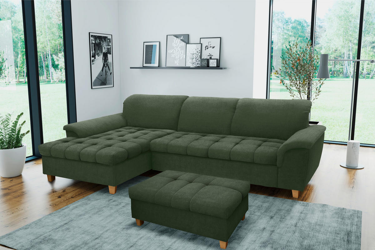 MID.YOU ECKSOFA Grün Mikrofaser, links davon: Hochflorteppich in grün, Topfpflanze, Bild in hellem Wohnzimmer.