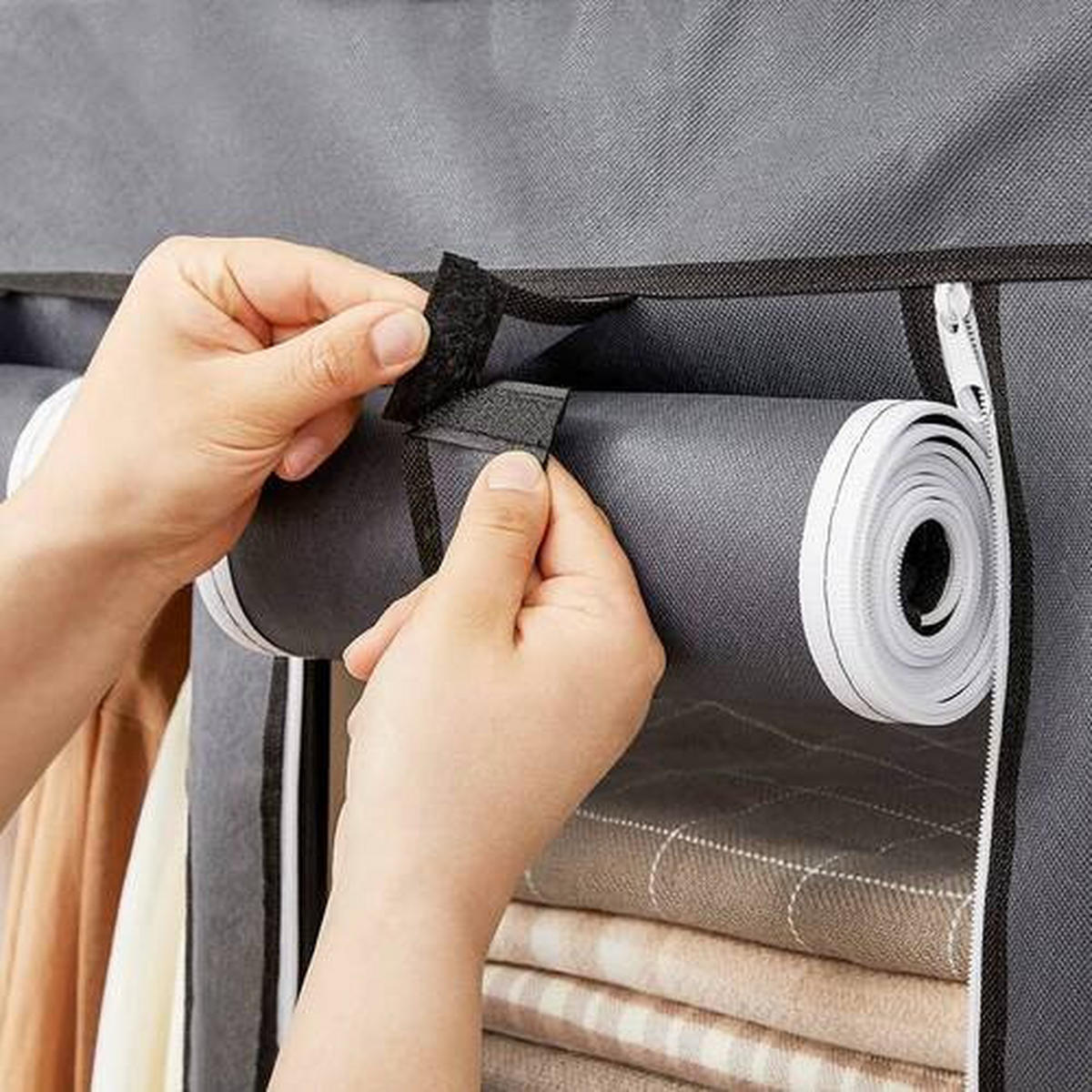 LÁTKOVÁ SKRIŇA - sivá, Trend, kov/textil (150/175/45cm) - Boxxx