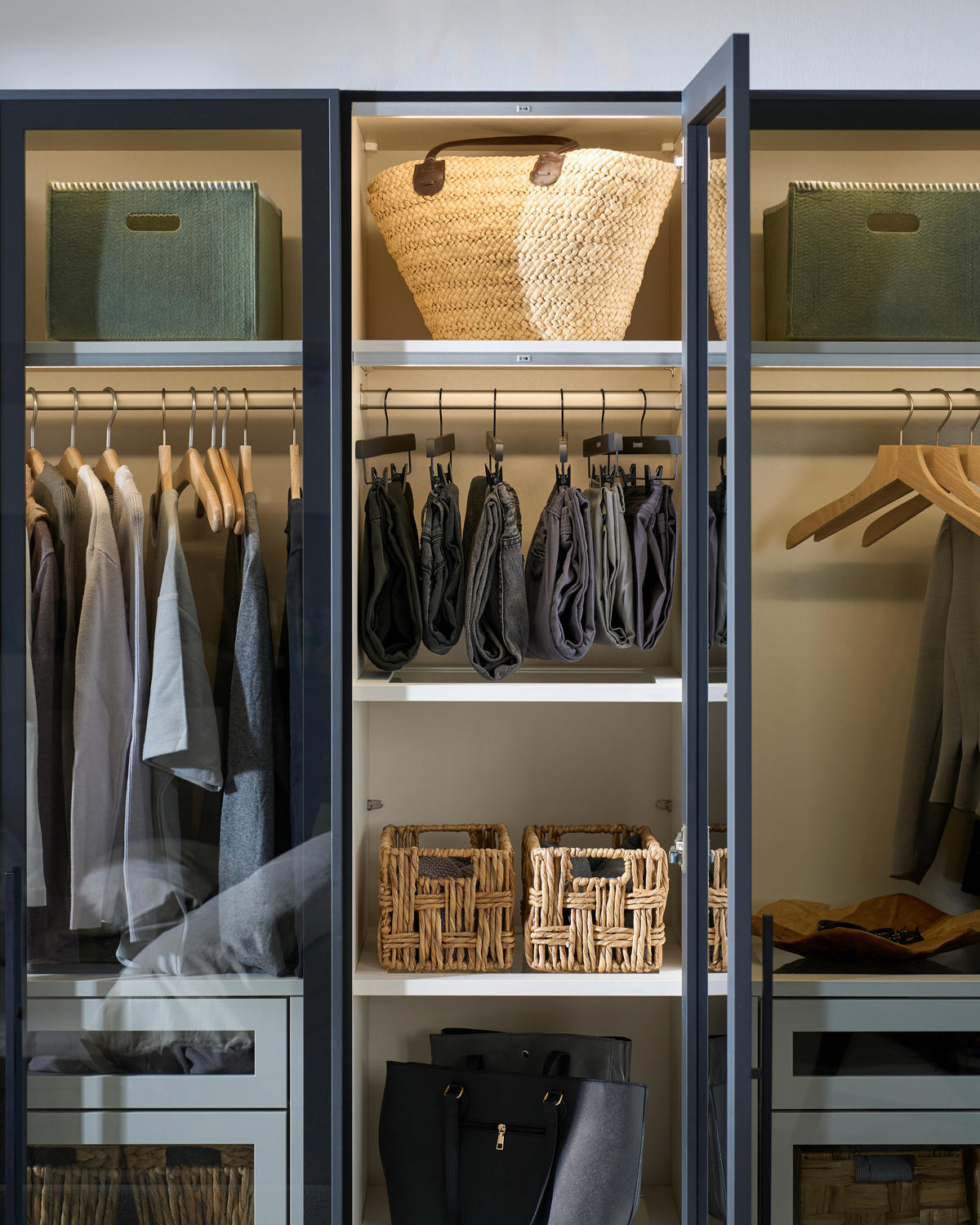 DREHTÜRENSCHRANK 253/220/59 cm,  in Schwarz, 5-türig  - Silberfarben/Schwarz, Design, Glas/Holzwerkstoff (253/220/59cm) - Jutzler