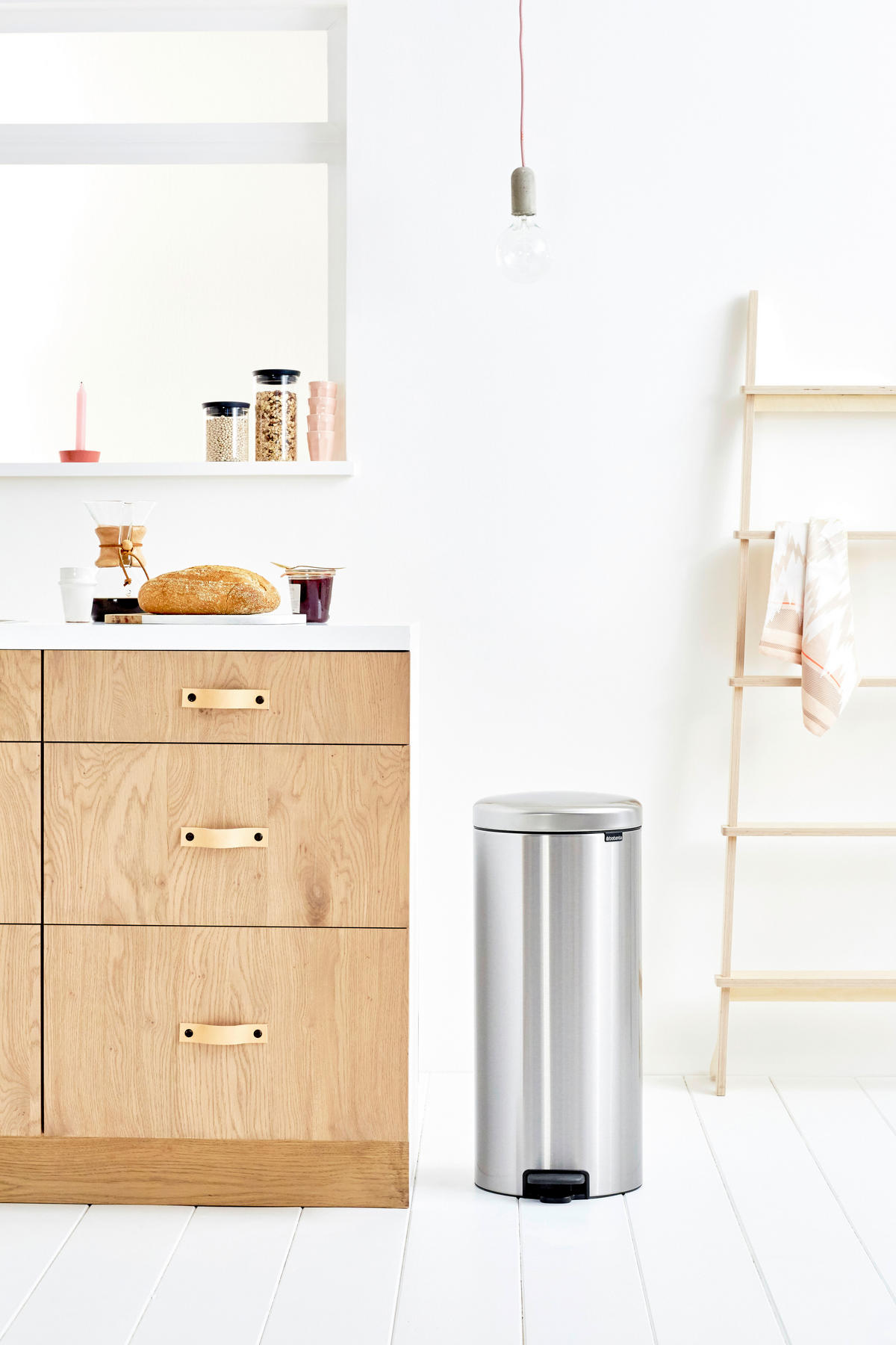 PEDÁLOS SZEMETES 30 l  - fekete/ezüstszínű, Basics, műanyag/fém (30l) - Brabantia