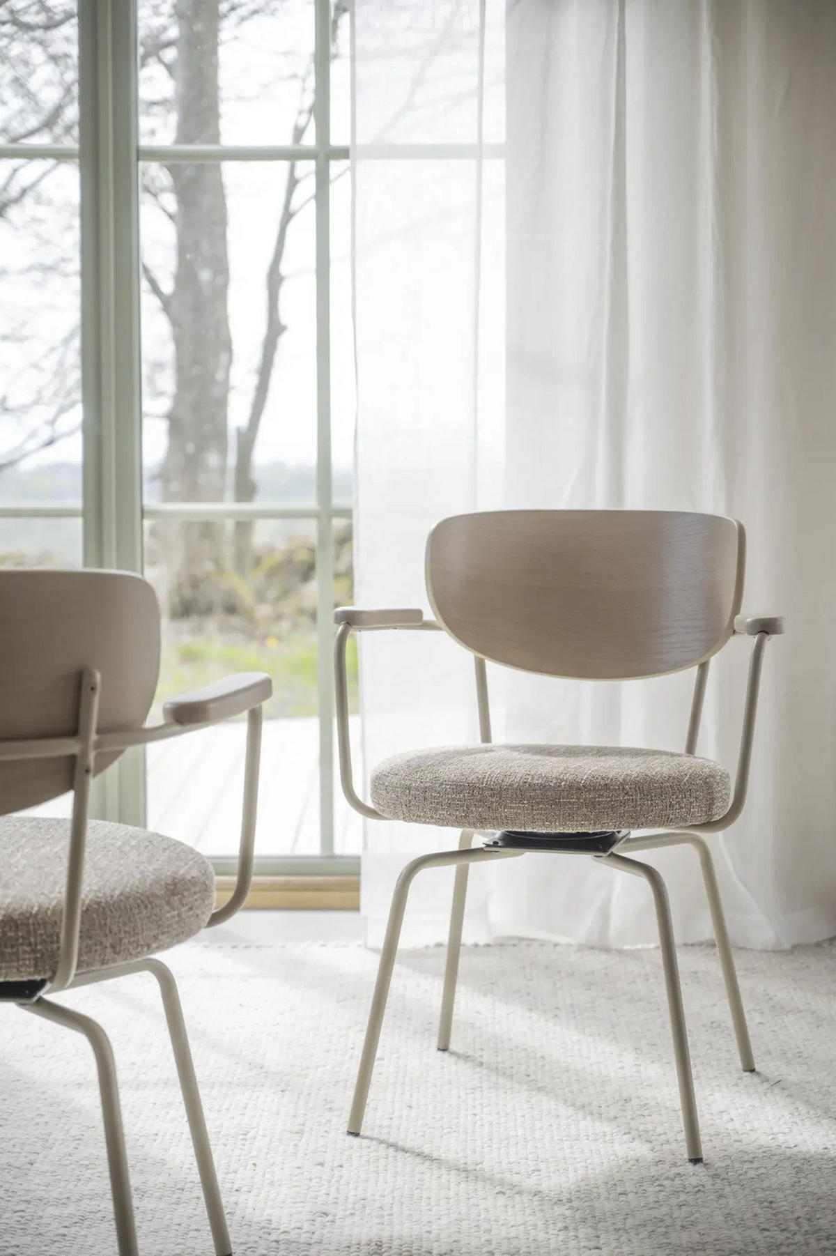 STOL MED ARMSTÖD  stapelbar, 360° vridbar sits   - beige/svart, Klassisk, metall/trä (62/81/60cm) - Rowico