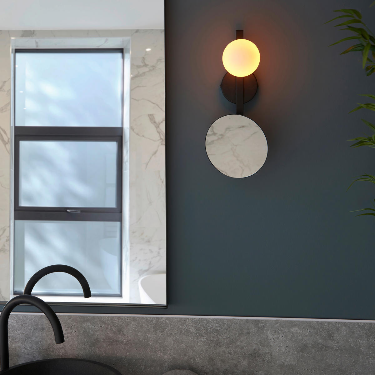 BADEZIMMER-WANDLEUCHTE 18/14,9/39 cm   - Opal/Schwarz, KONVENTIONELL, Glas (18/14,9/39cm) - ENDON