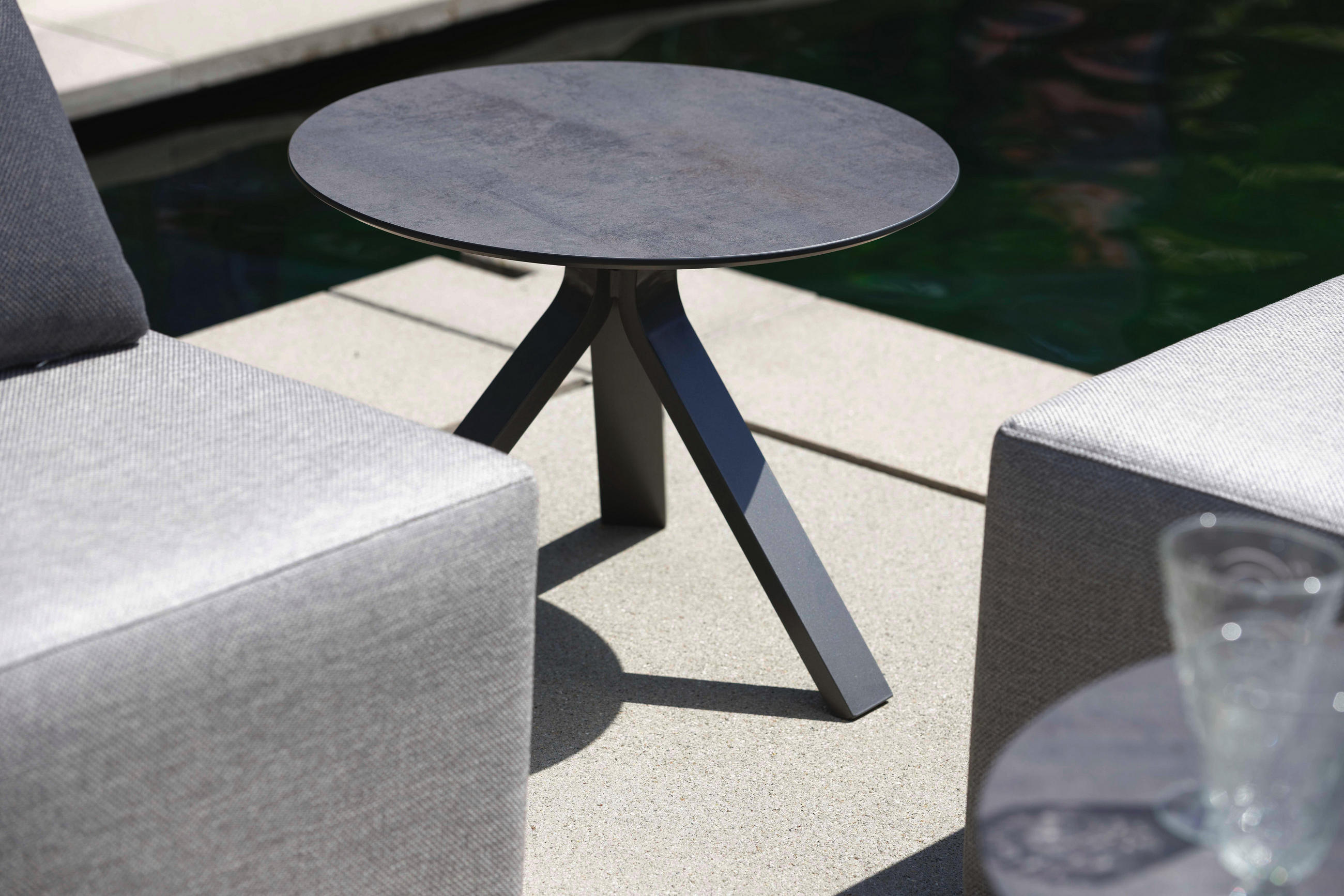 Stern Gartenbeistelltisch Rund In Anthrazit Ordern