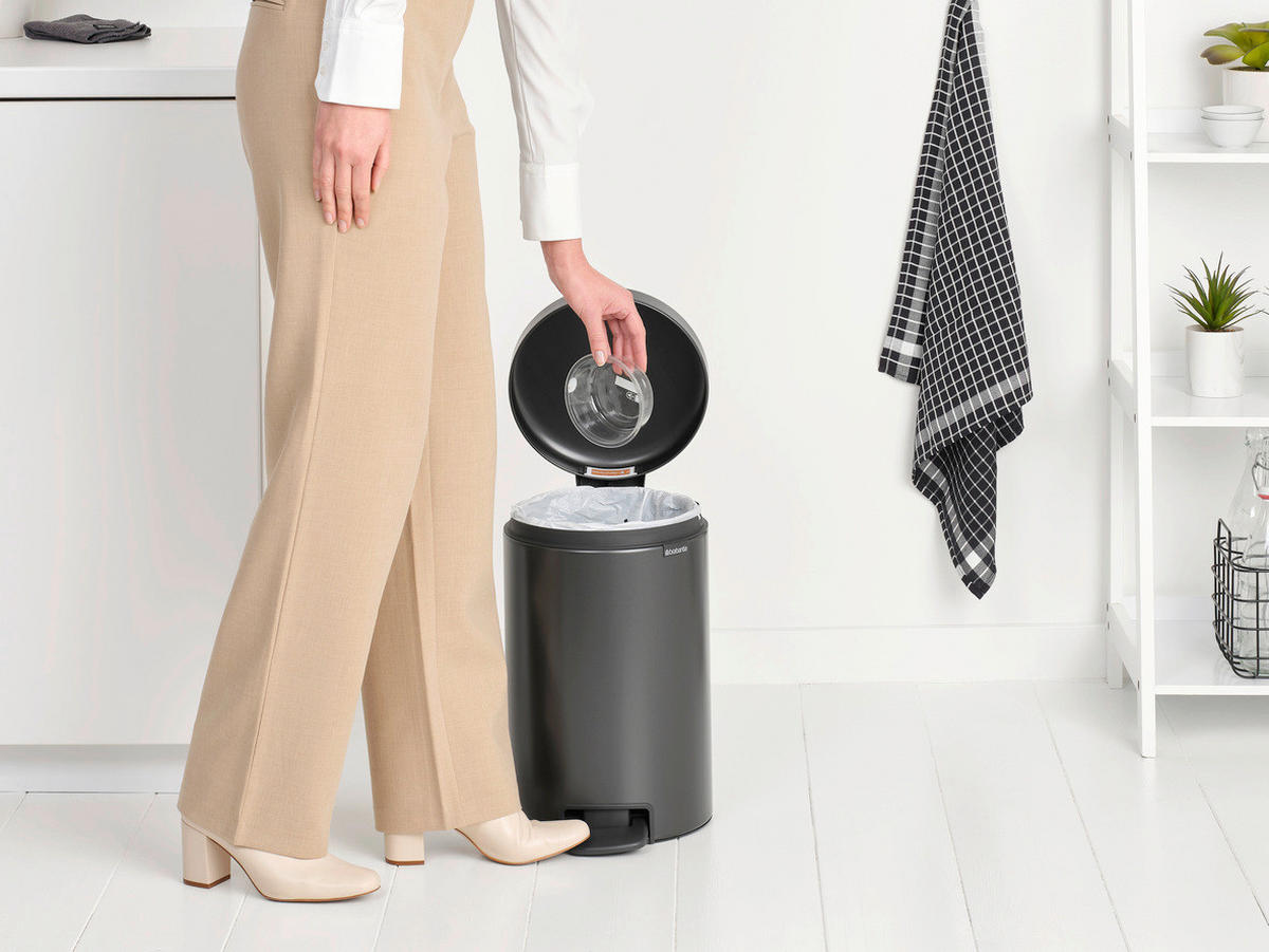 KOŠ S NOŽNOM PAPUČICOM  12 l  New Icon  - tamno siva/antracit, Basics, metal/plastika (25.1/41.1/33.8cm) - Brabantia