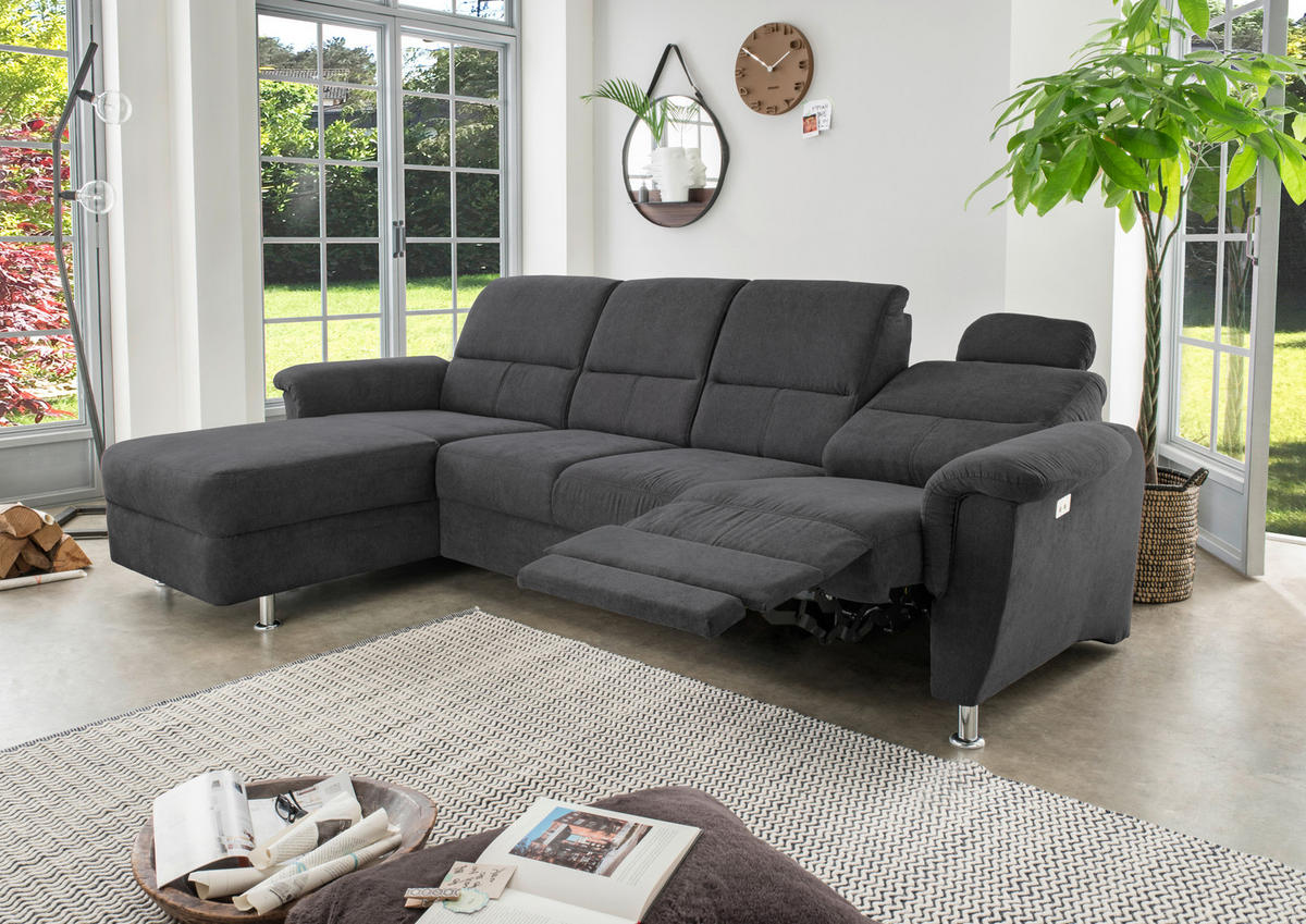 Livetastic ECKSOFA Schwarz Mikrofaser, links davon: Webteppich, rechts davon: Lektüre, Uhr in hellem Wohnzimmer.