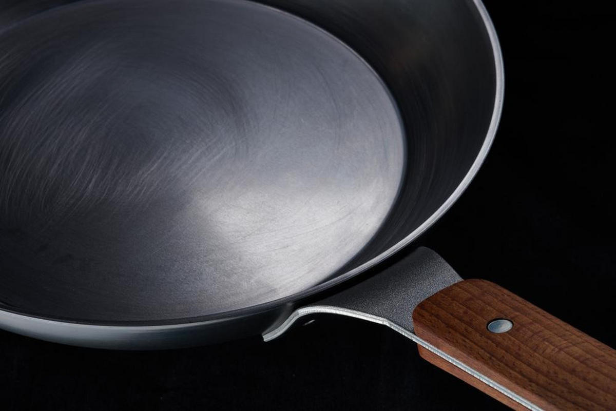 PÁNEV NA SMAŽENÍ  28 cm  - barvy stříbra, Basics, kov (28cm) - WOLL