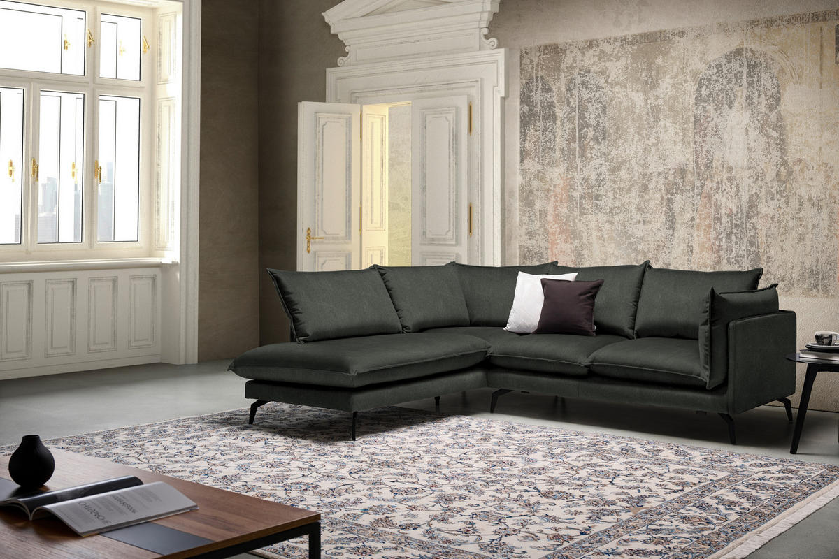 Carryhome ECKSOFA Schwarz Samt, links davon: Webteppich in grau, Lektüre, rechts davon: Kissen, Beistelltisch in schwarz in hellem Wohnzimmer.