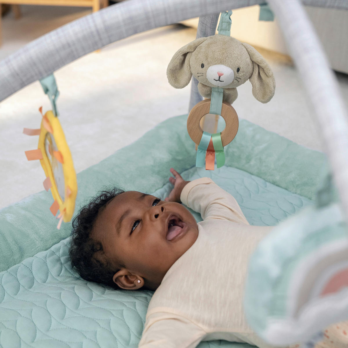 OBLÚK S HRAČKAMI - viacfarebná, Trend, drevo/textil (85,09/85,09/50,04cm)