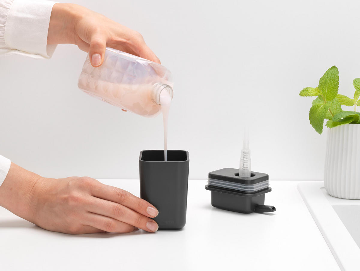 DOZIRNIK ZA DETERGENT  SINK SIDE  10/11,5/6 cm                 - temno siva, Design, umetna masa (10/11,5/6cm) - Brabantia