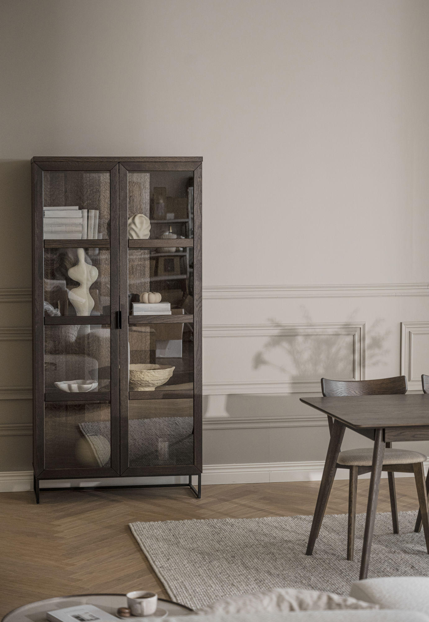 VITRINSKÅP  i delar i massivt trä ek svart, mörkbrun, transparent  - svart/mörkbrun, Modern, metall/trä (95/195/41cm) - Rowico
