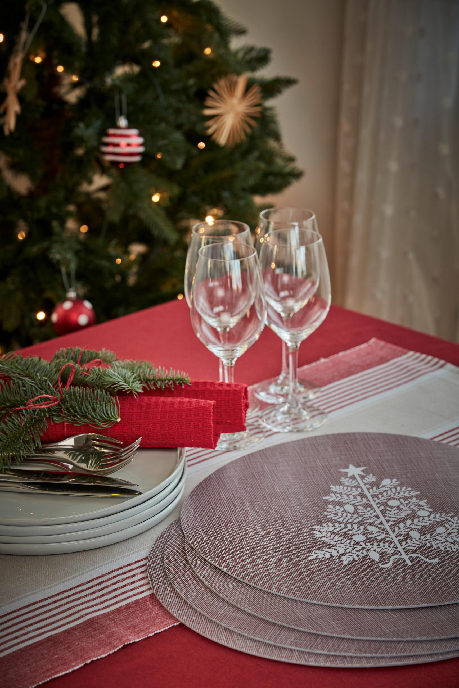 BORDSTABLETT plast röd  - röd, Basics, plast (38/38/0.2cm)