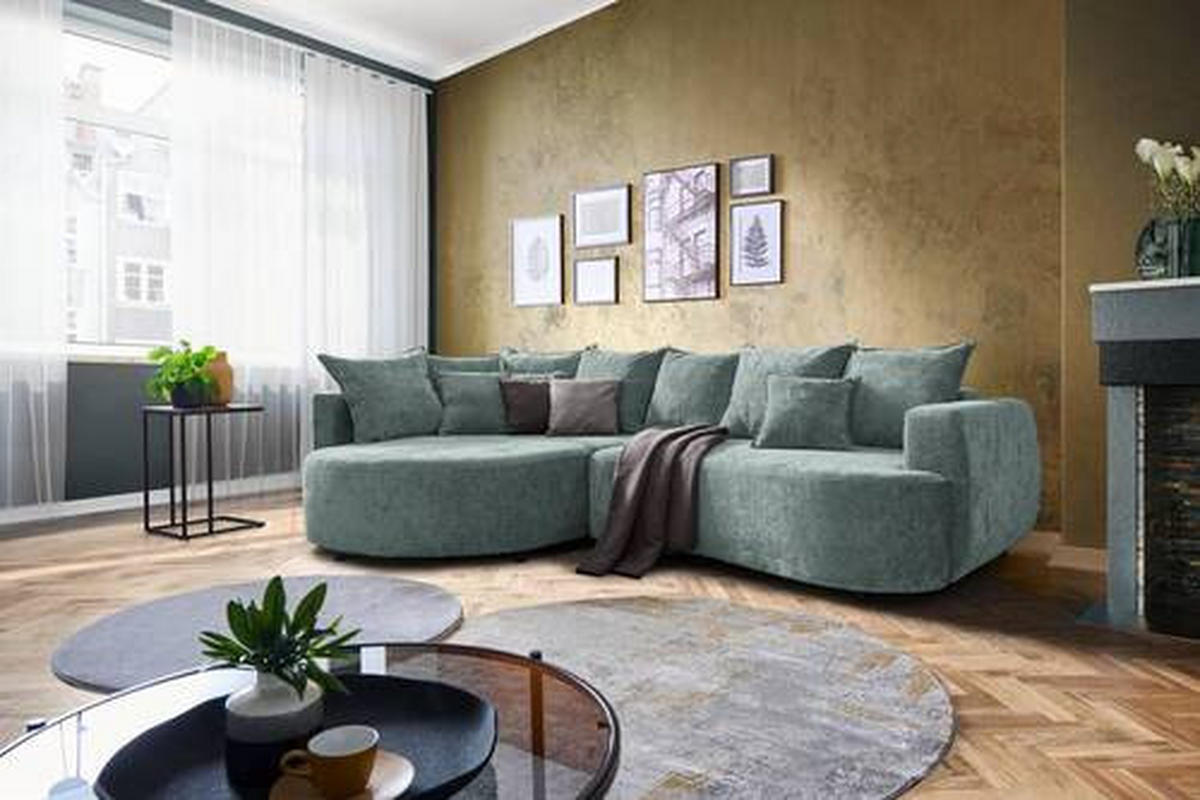 Carryhome ECKSOFA Mintgrün Chenille, links davon: Hochflorteppich, Beistelltisch, rechts davon: Decke, Konsolentisch in hellem Wohnzimmer.
