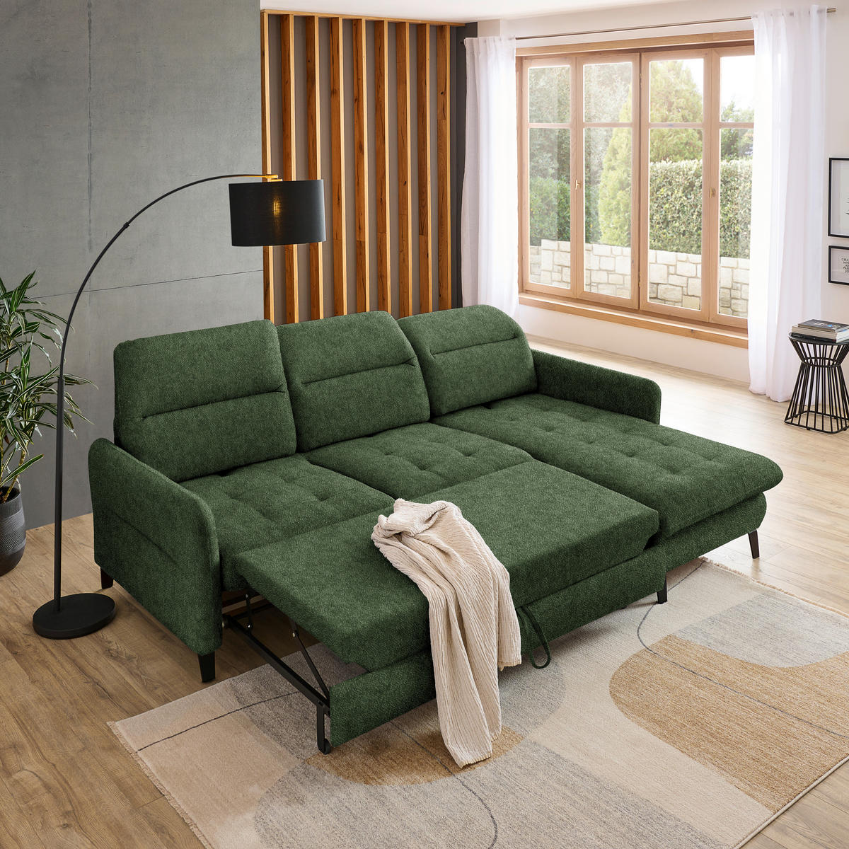 Livetastic ECKSOFA Olivgrün Flachgewebe, rechts davon: Hochflorteppich in grün, Gardine, Decke in grün, Store in weiß in hellem Wohnzimmer.