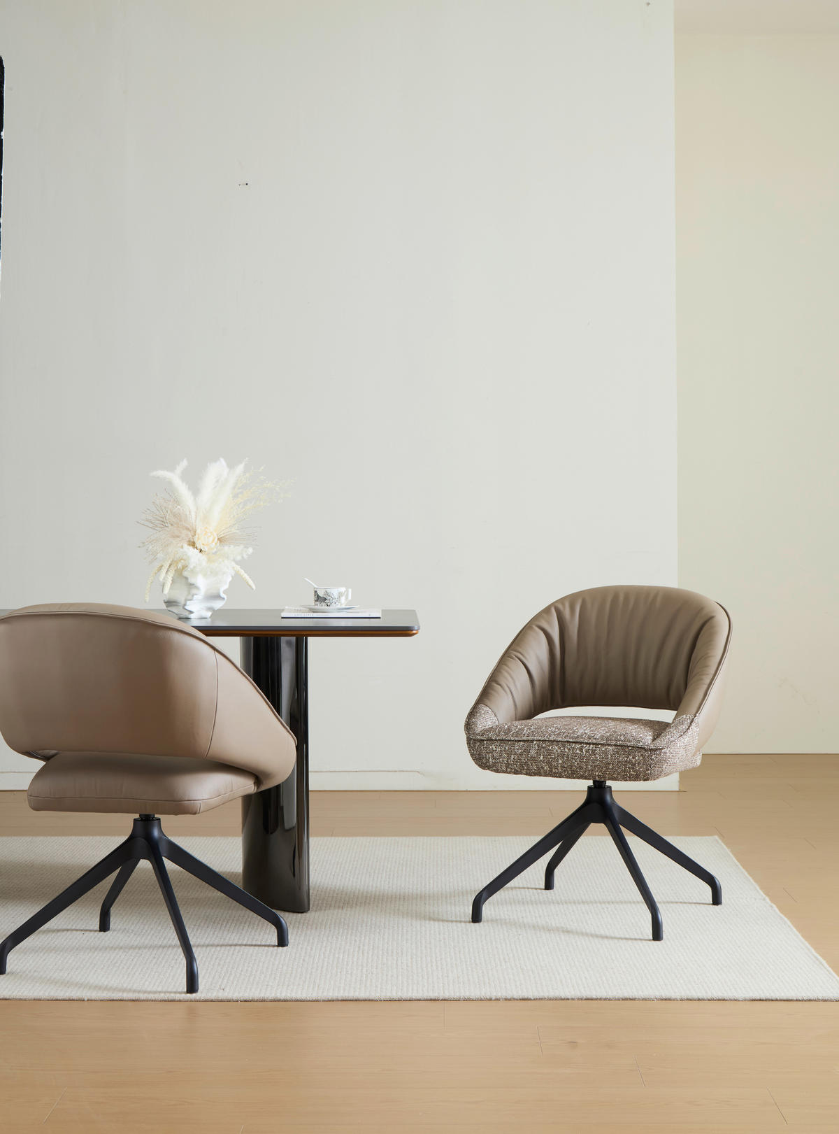 ARMLEHNSTUHL  Sitzfläche 360° drehbar, automatische Rückholfunktion Webstoff Echtleder  - Beige/Schwarz, Design, Leder/Textil (61/81/66cm) - Dieter Knoll