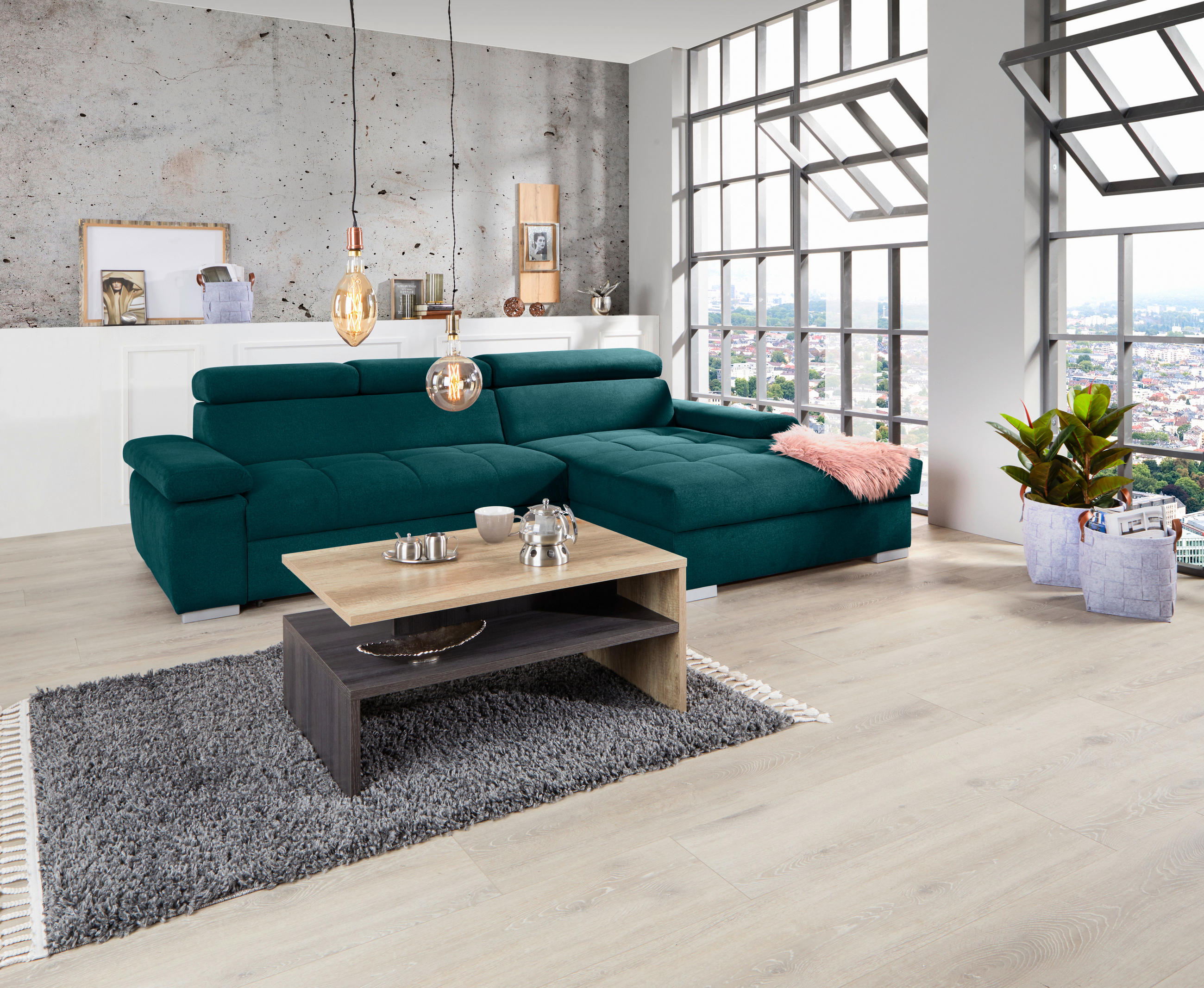 Livetastic ECKSOFA Dunkelgrün Velours, links davon: Hochflorteppich in grau, rechts davon: Couchtisch in grau, Topfpflanze in grün, Kissen in hellem Wohnzimmer.