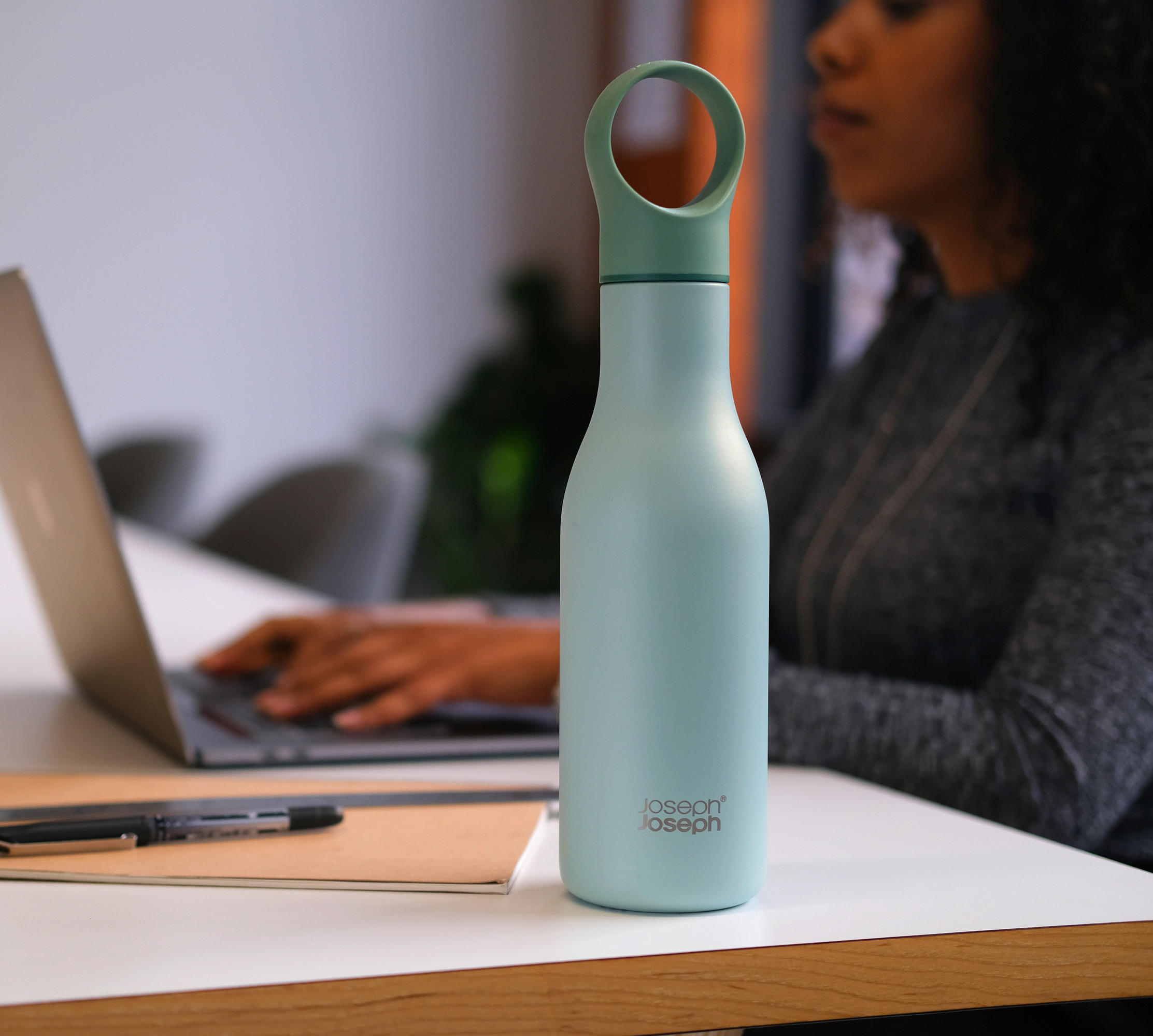 IZOLIRNA STEKLENICA    0,5 l       - zelena, Basics, kovina/umetna masa (7/29/7cm) - Joseph Joseph